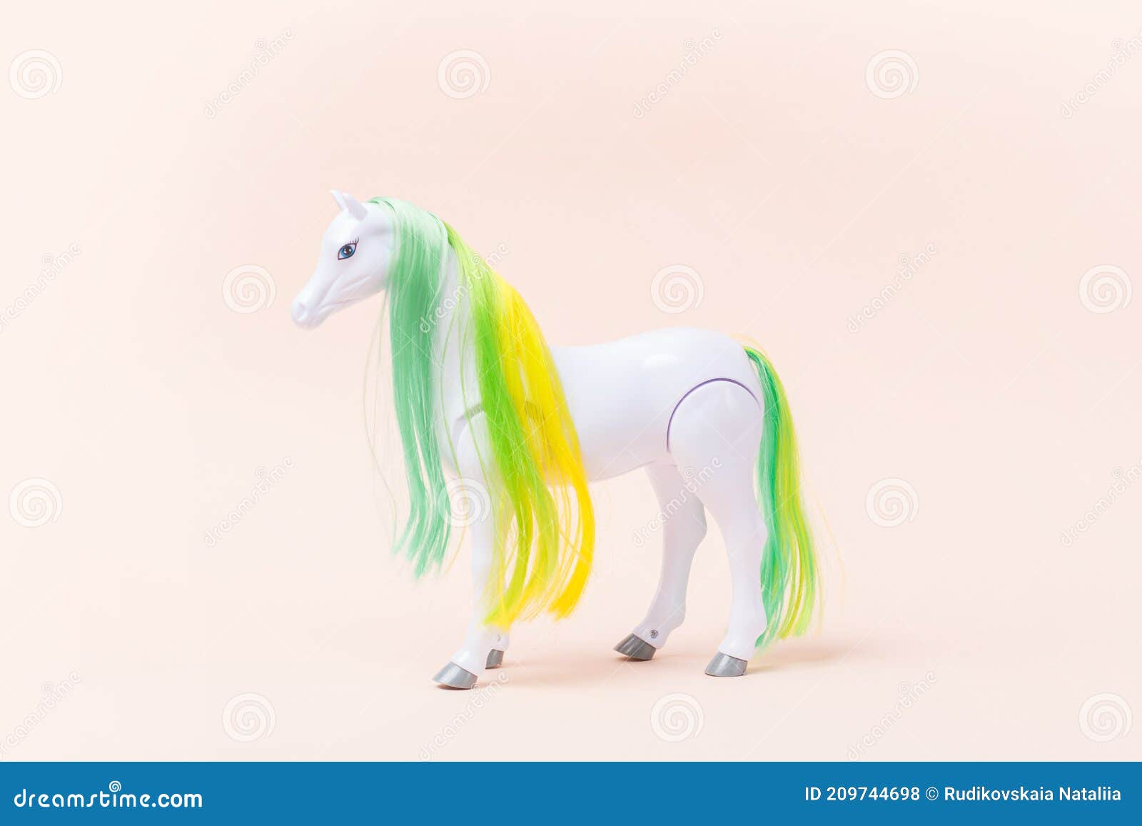 Jouet Cheval Blanc En Plastique Sur Fond Rose. Jouet Pour Une Petite Fille.  Cheval Pour La Princesse Photo stock - Image du objet, gosses: 209744698