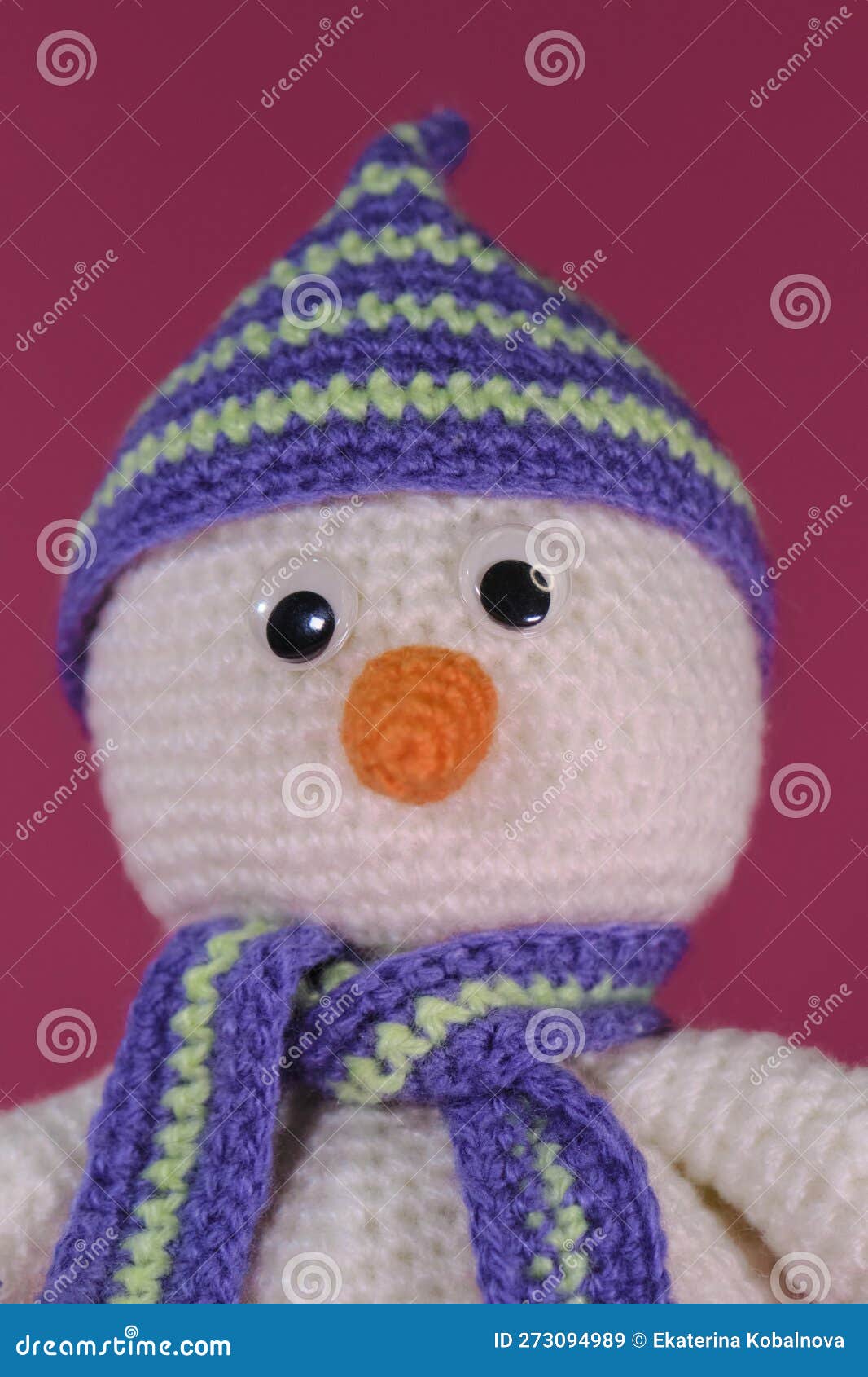 Jouet Doux En Coton Naturel Et En Laine. Crochet Artisanal. Amigurumi Un  Petit Bonhomme De Neige Blanc Avec Orange Image stock - Image du neigeux,  snowman: 273094989