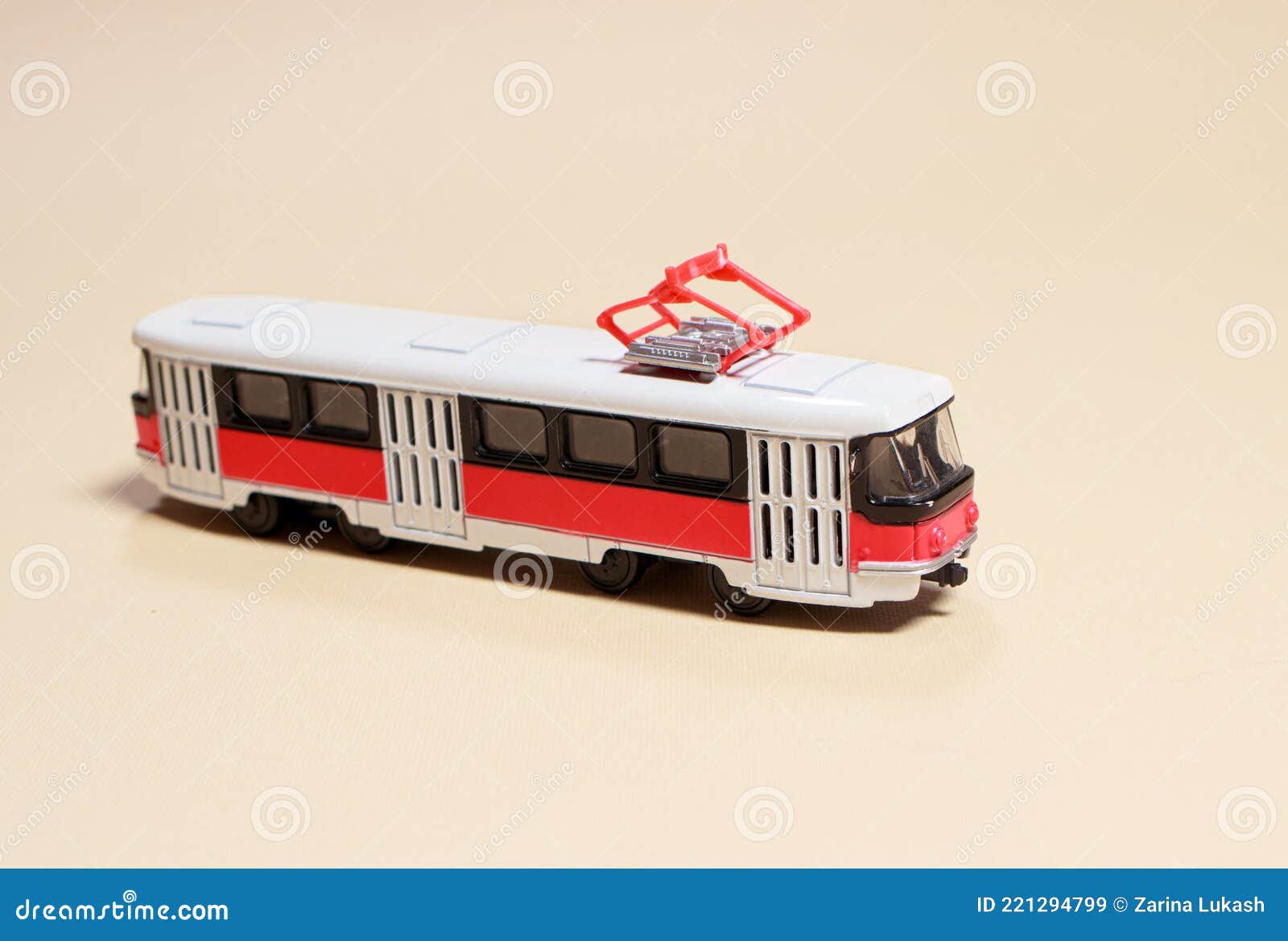 Jouet Enfant Tram Blanc Rouge Sur Fond Beige Espace De Copie Pour