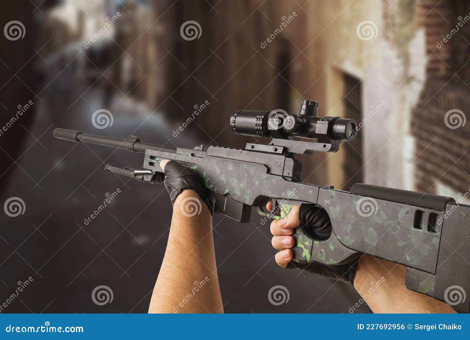 Jouet Pour Enfants Fusil Sniper En Bois Dans Les Mains Photo stock - Image  du peint, canon: 227692956