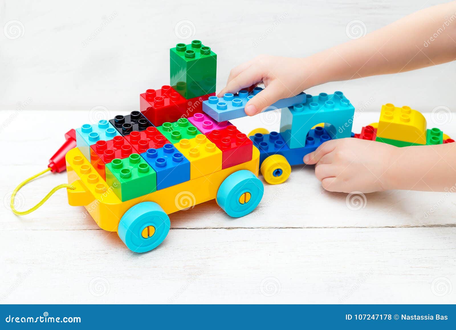 Jouets éducatifs Les Jeux D'enfant Avec Le Concepteur De Lego Photo stock -  Image du blocs, bois: 107247178