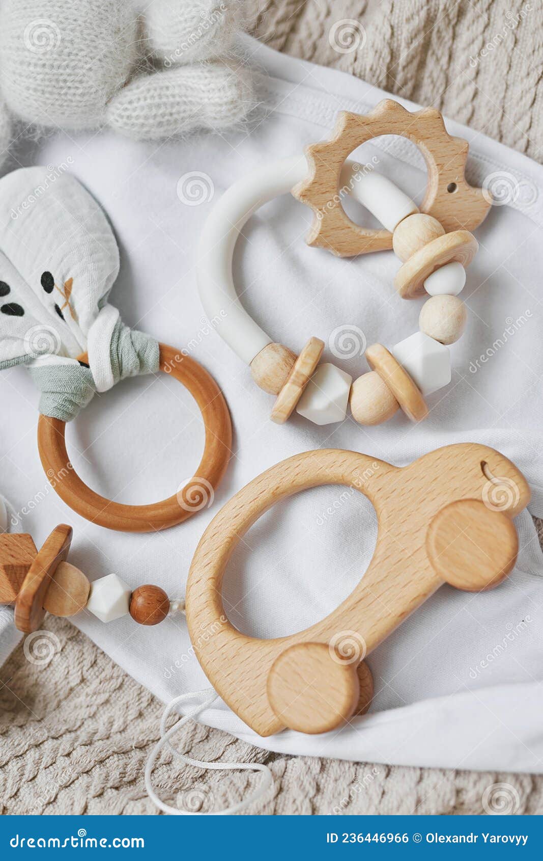 Jouets En Bois Hochet Teethes Porte-tétons. Développement De Bébé Motricité  Fine. Produits Et Accessoires Pour Enfants Et Nouveau- Photo stock - Image  du chéri, gosse: 236446966