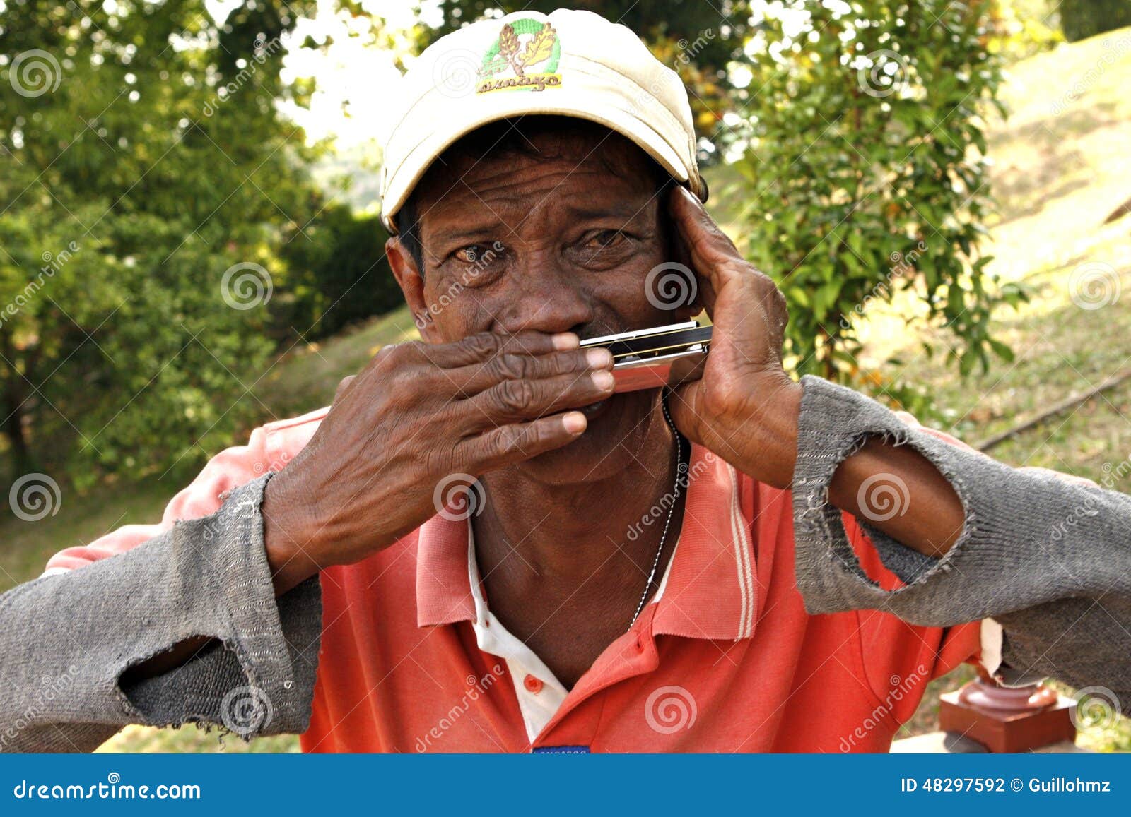 Joueur d'harmonica photographie éditorial. Image du échecs 48297592