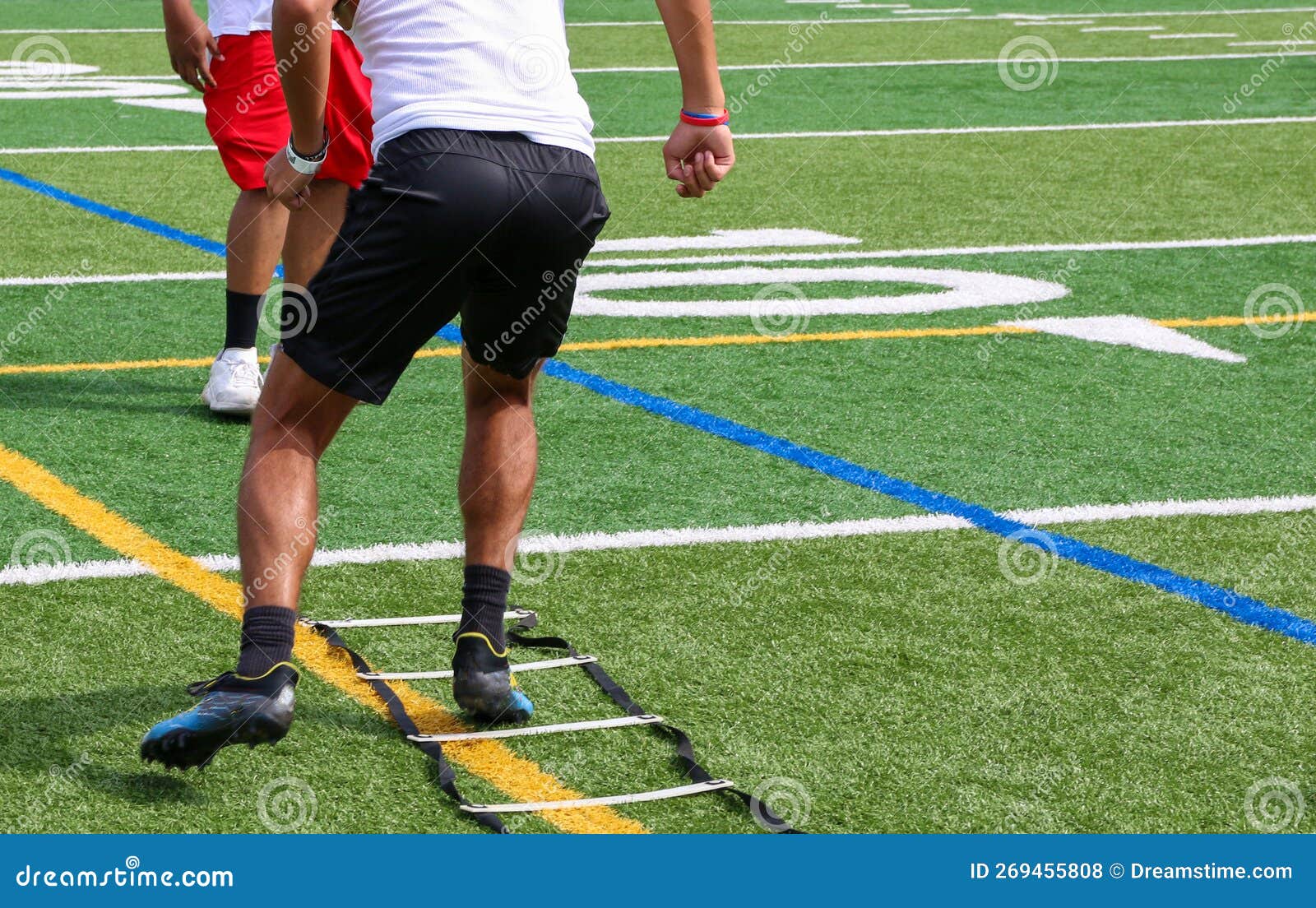 Joueur De Football Courant Dans L'exercice De L'échelle Avec Son Entraîneur  Regarder Photo stock - Image du amusement, aptitude: 269455808