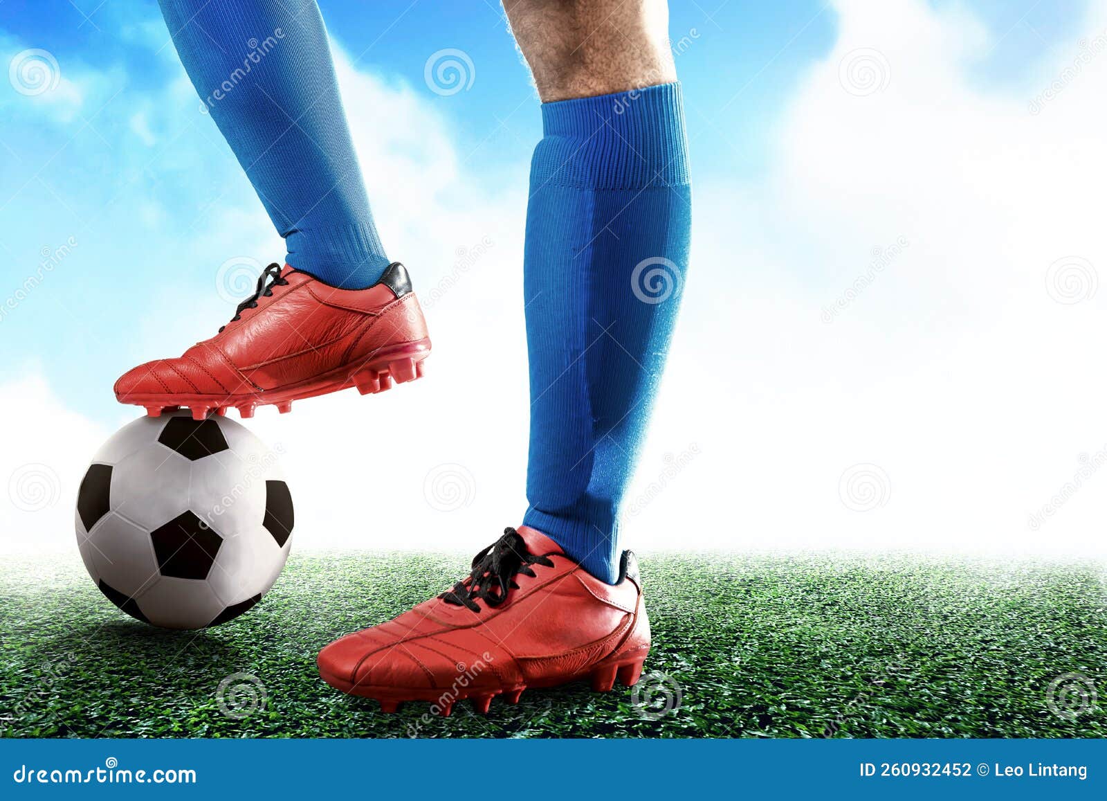 Joueur De Football Homme Dans Un Maillot Bleu Debout Avec Le