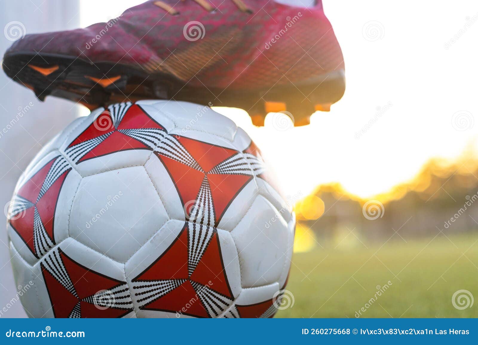 Joueur De Football Marchant Sur Le Ballon Photo stock - Image du équipe,  jeune: 260275668