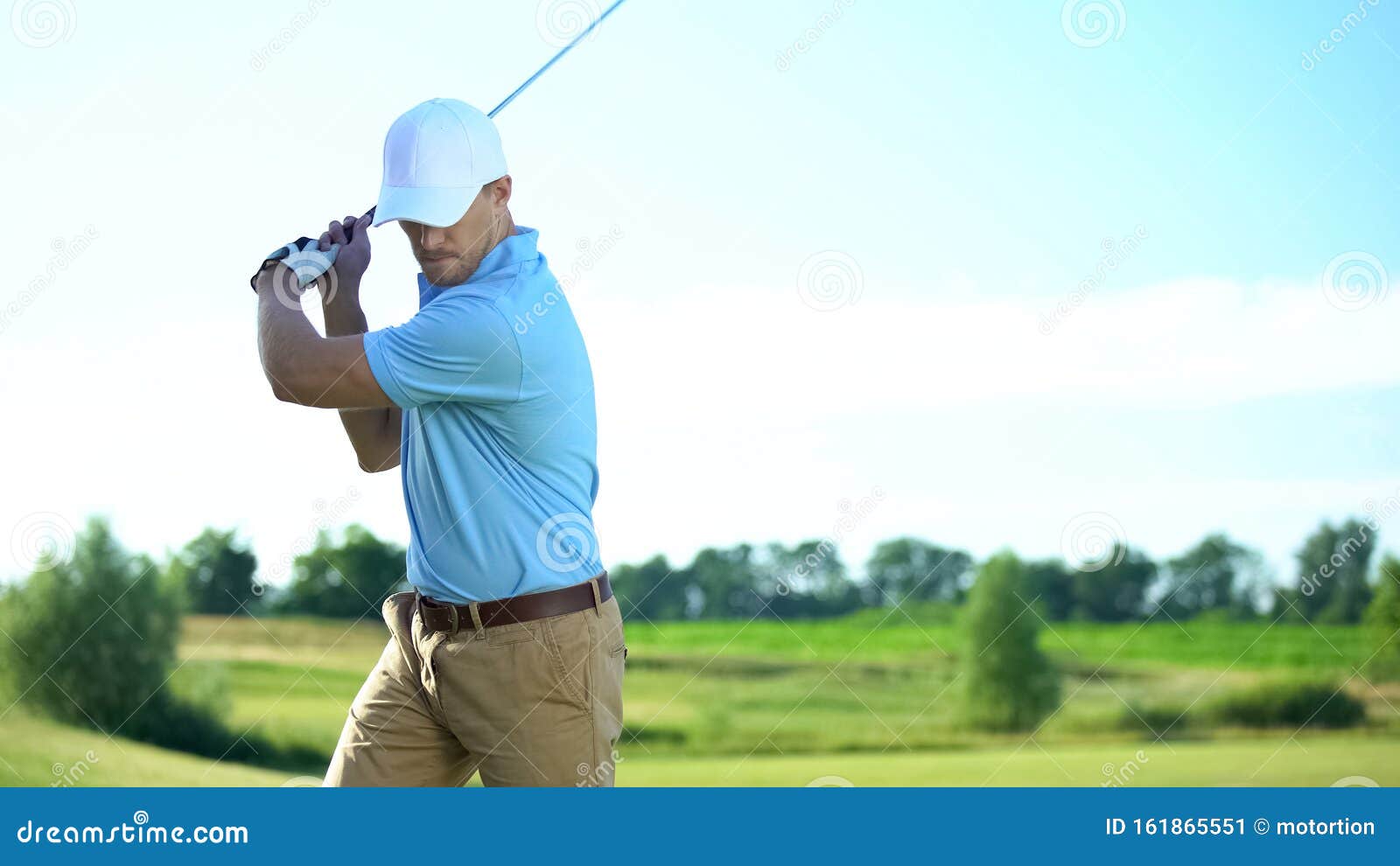 Main Tenir Une Balle De Golf Homme Golfeur Avec Gant De Golf Joueur De Golf  Masculin Sur Un Parcours De Golf Professionnel