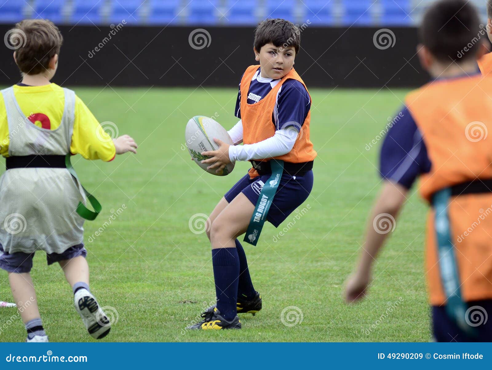 Joueurs de rugby d'enfants image stock éditorial. Image du action - 49290209