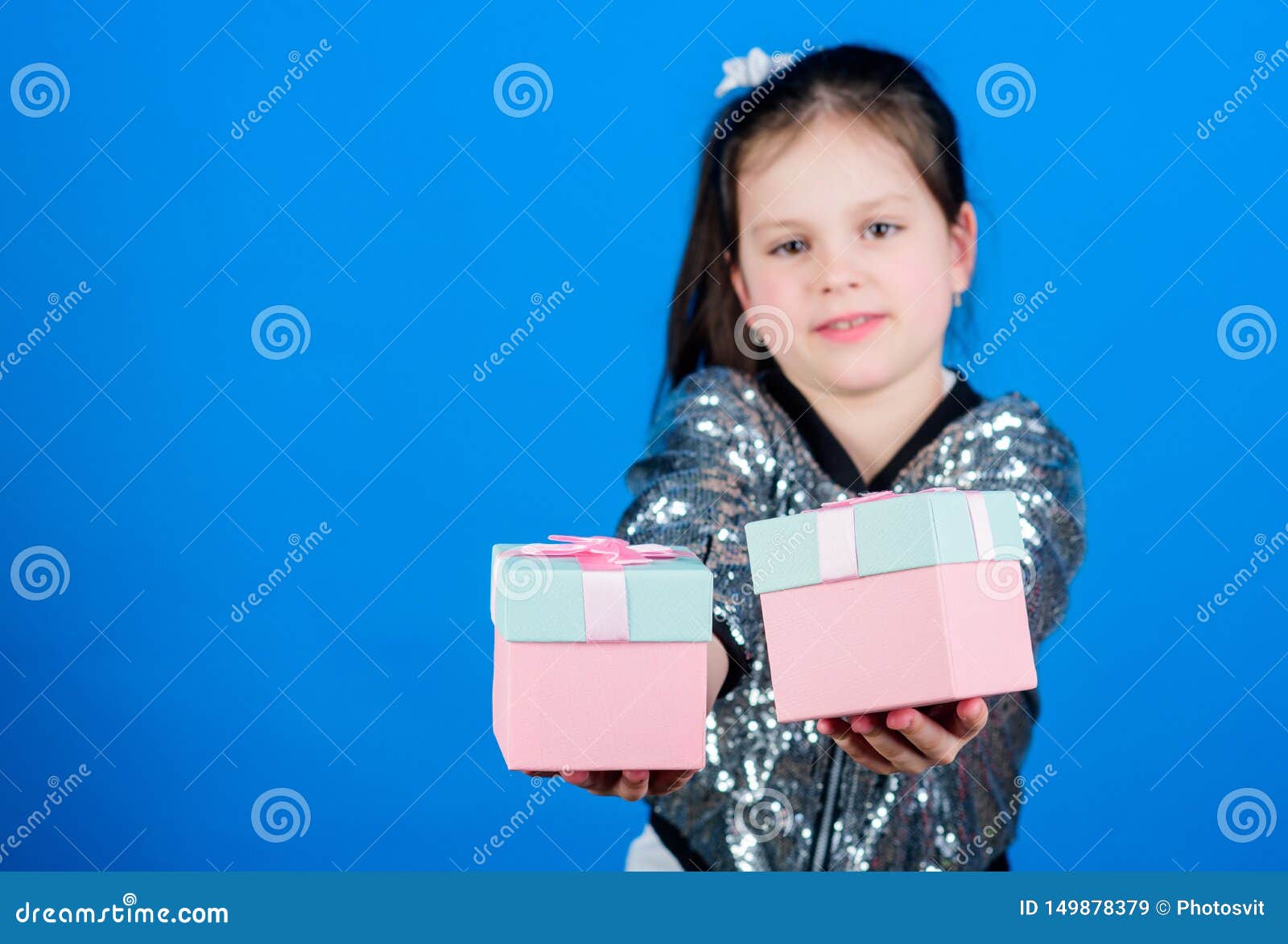 Jour D Achats L Enfant Mignon Portent Des Bo Te Cadeau Bo Te Cadeau De Surprise Monde De Liste De Souhaits D Anniversaire De Bonh Image Stock Image Du Souhaits Cadeau