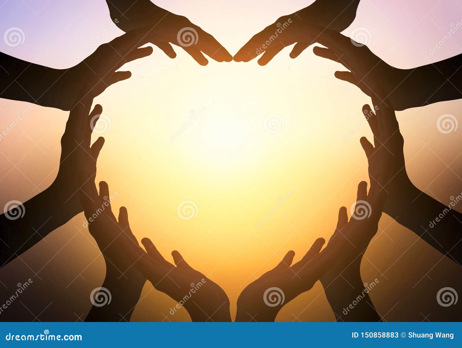 Jour International De Concept D Amitie Mains Dans La Forme Du Coeur Sur Le Fond Brouille Image Stock Image Du Collaboration Conservation Jour International De Concept D Amitie Mains Dans La Forme Du Coeur Sur Le Fond Brouille Image Stock Image Du Collaboration Conservation