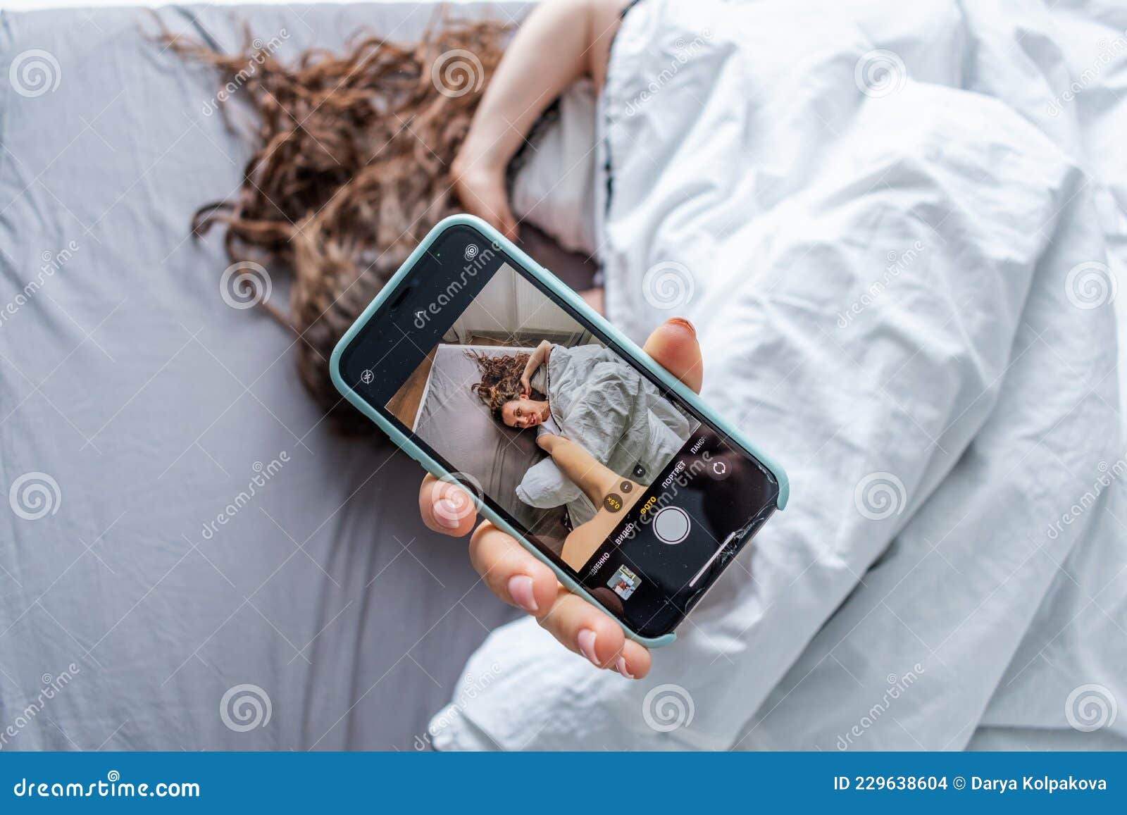 Jovem Acordou E Levou Selfie De Pijama Deitada Na Cama No Quarto. Bom Dia Foto de Stock - Imagem de lifestyle, futuro: 229638604 Jovem Acordou E Levou Selfie De Pijama Deitada Na Cama No Quarto. Bom Dia Foto de Stock - Imagem de lifestyle, futuro: 229638604