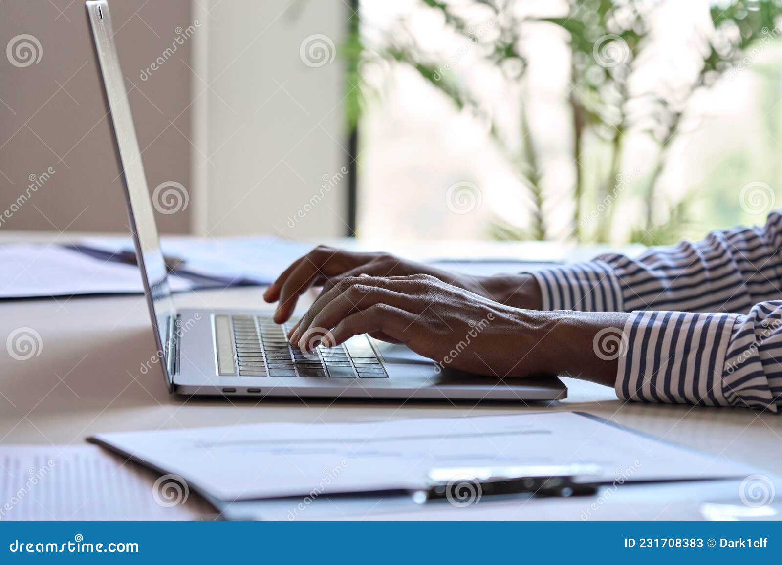 mãos de empresária digitando no smartphone e teclado de laptop no