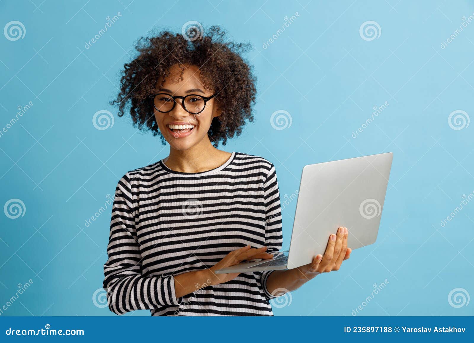 Linda Dama Alegre Usando Laptop Para Conversar Com Uma Foto De