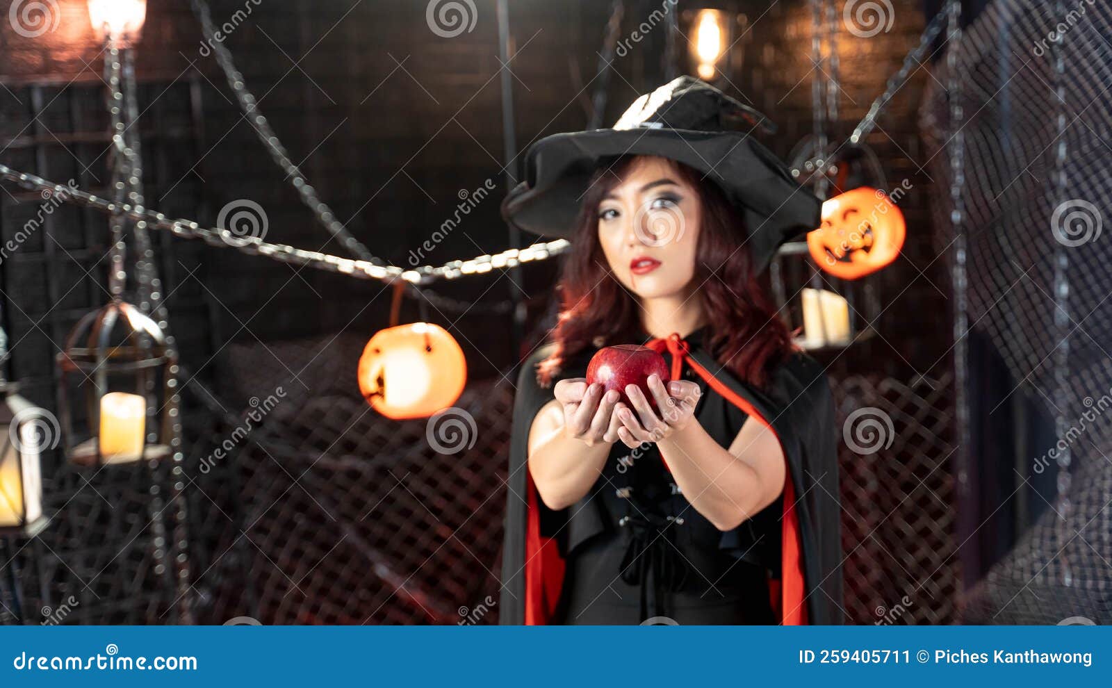 Foto de Lindo Sorrindo Bruxa De Halloween Segurando Um Jack O Lanterna Bela  Jovem De Chapéu De Bruxas E Traje Segurando A Abóbora Sobre Fundo Branco e  mais fotos de stock de