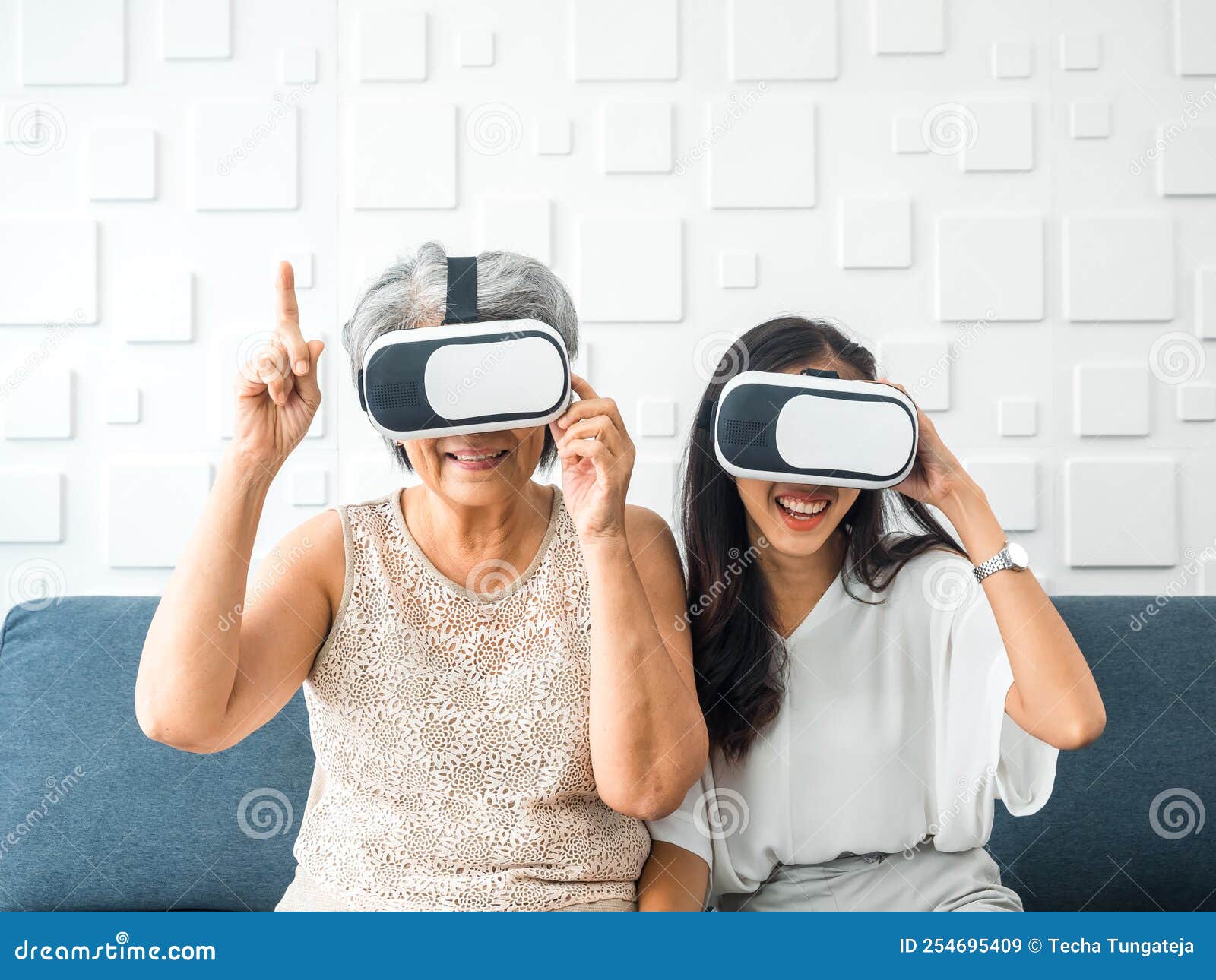 Jovem Asiática, Filha Feliz E Sua Mãe, Velha Senhora Idosa, Usando óculos  Vr, Desfrutam Do Jogo 3d Online Juntos. Imagem de Stock - Imagem de olhar,  atividade: 254695409