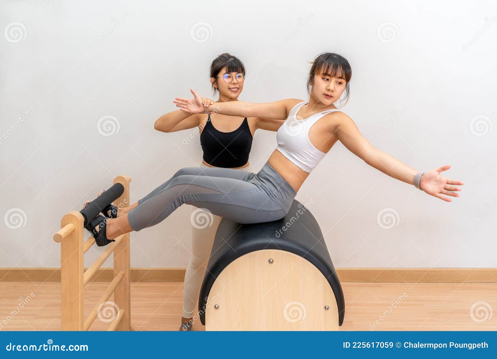 Jovem Asiática a Trabalhar Com Uma Máquina De Pilates Ladler Barrel Com O  Seu Treinador Feminino Durante O Seu Exercício De Saúde Imagem de Stock -  Imagem de reformador, fêmea: 225617059