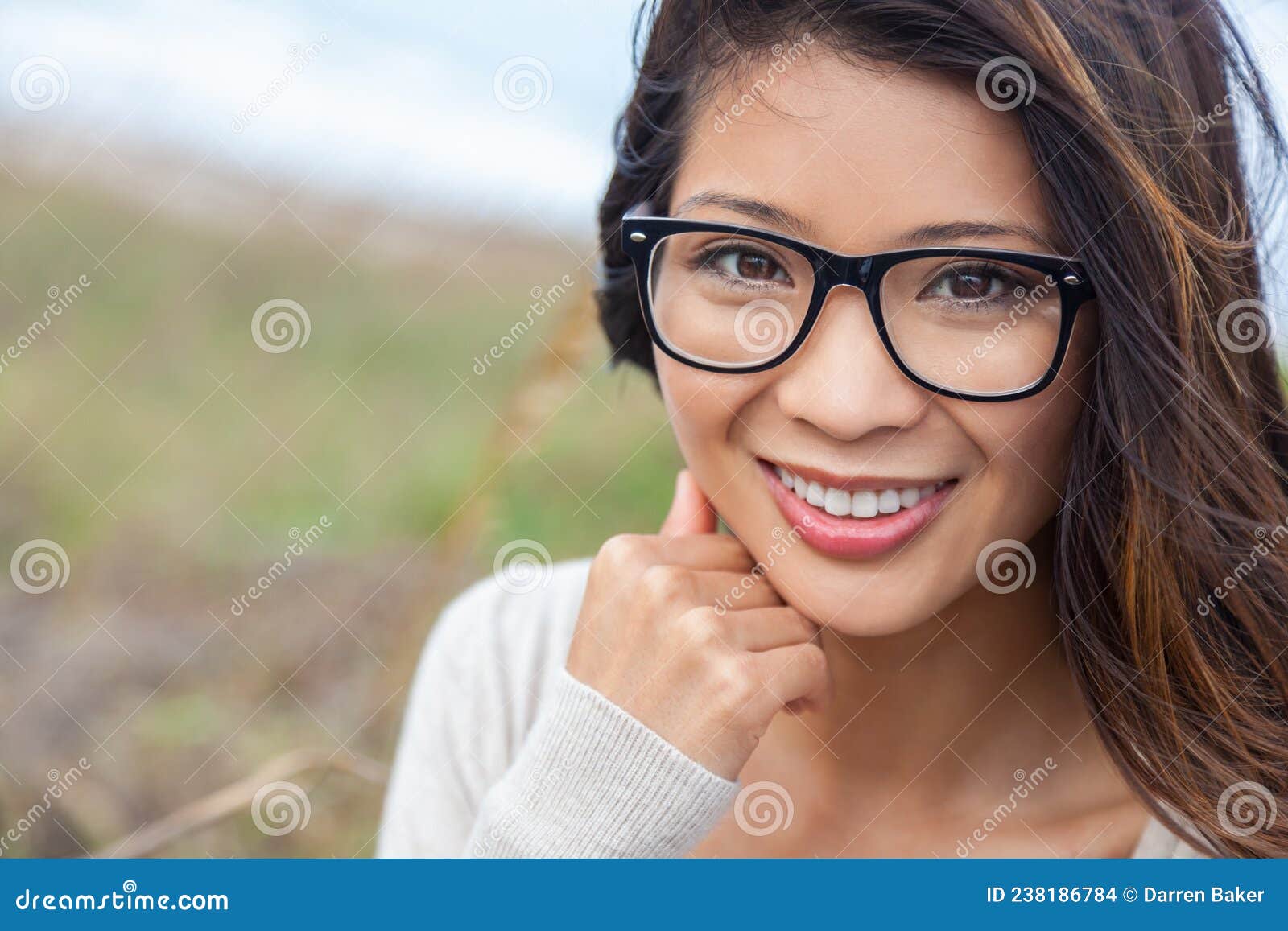 Jovem Asiática Chinesa Ou Menina Usando óculos Foto De Stock Imagem De Tranquilo Desgastar