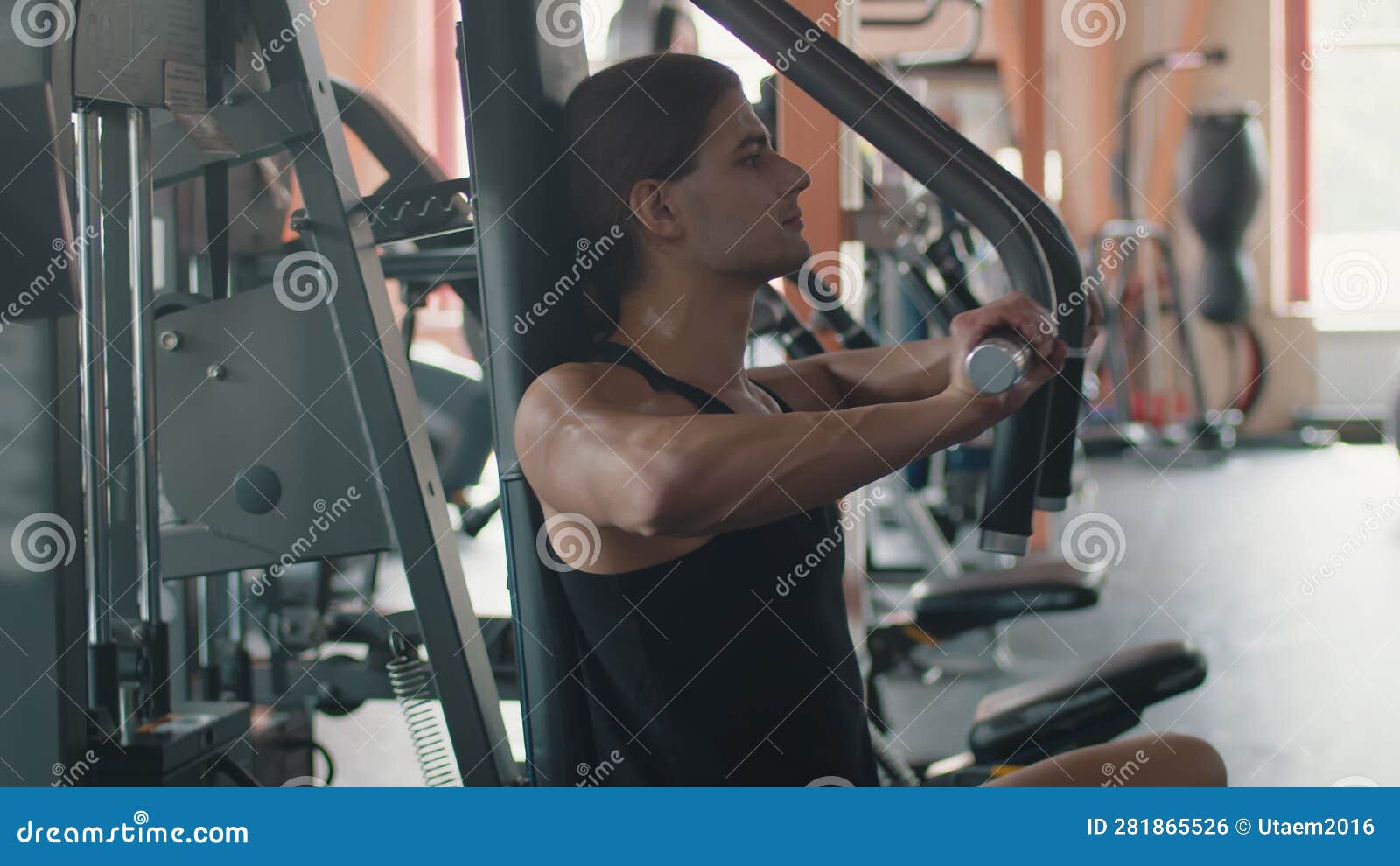 Jovem Desportista Caucasiana a Fazer Exercício Com Uma Boa Forma Física Na  Academia Filme - Vídeo de peso, medicina: 219824648