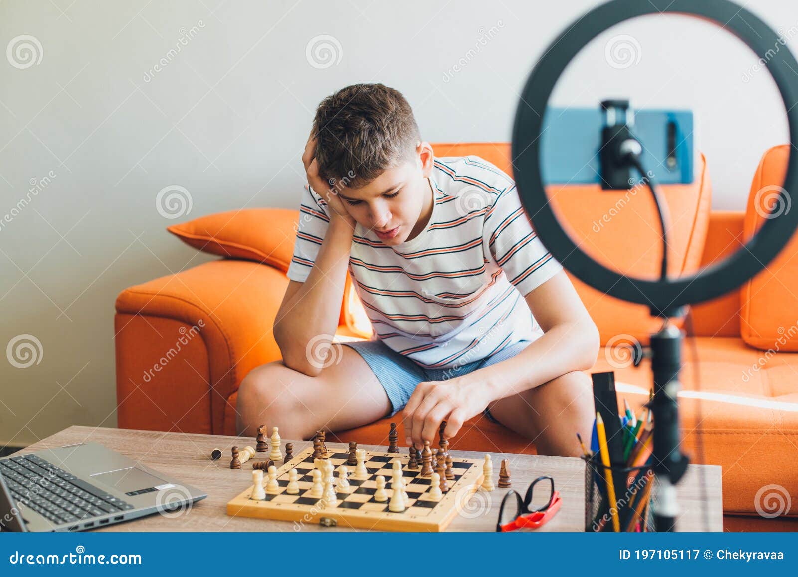 Menino Ruivo Nos óculos Sentado Em Casa E Jogando Xadrez Sozinho. Imagem de  Stock - Imagem de movimento, jogar: 208485515