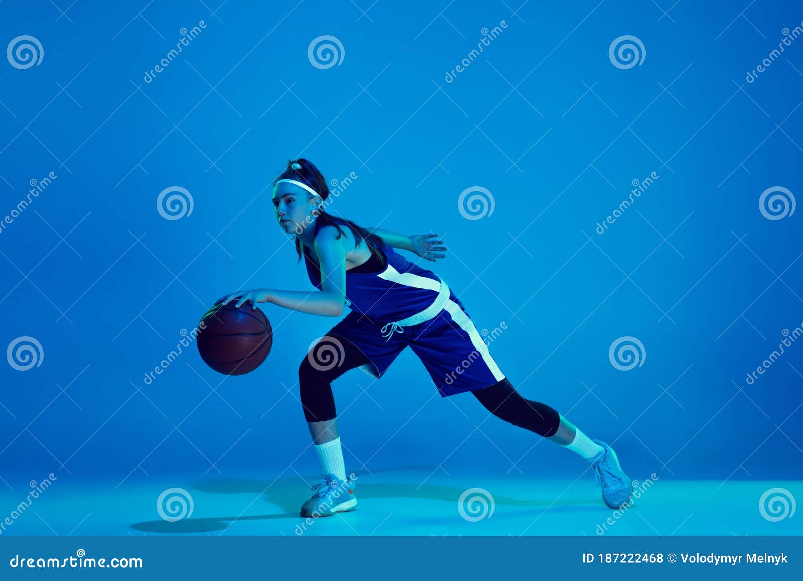 Basquete E Tela Verde Com Um Homem De Fundo Azul No Estúdio Para