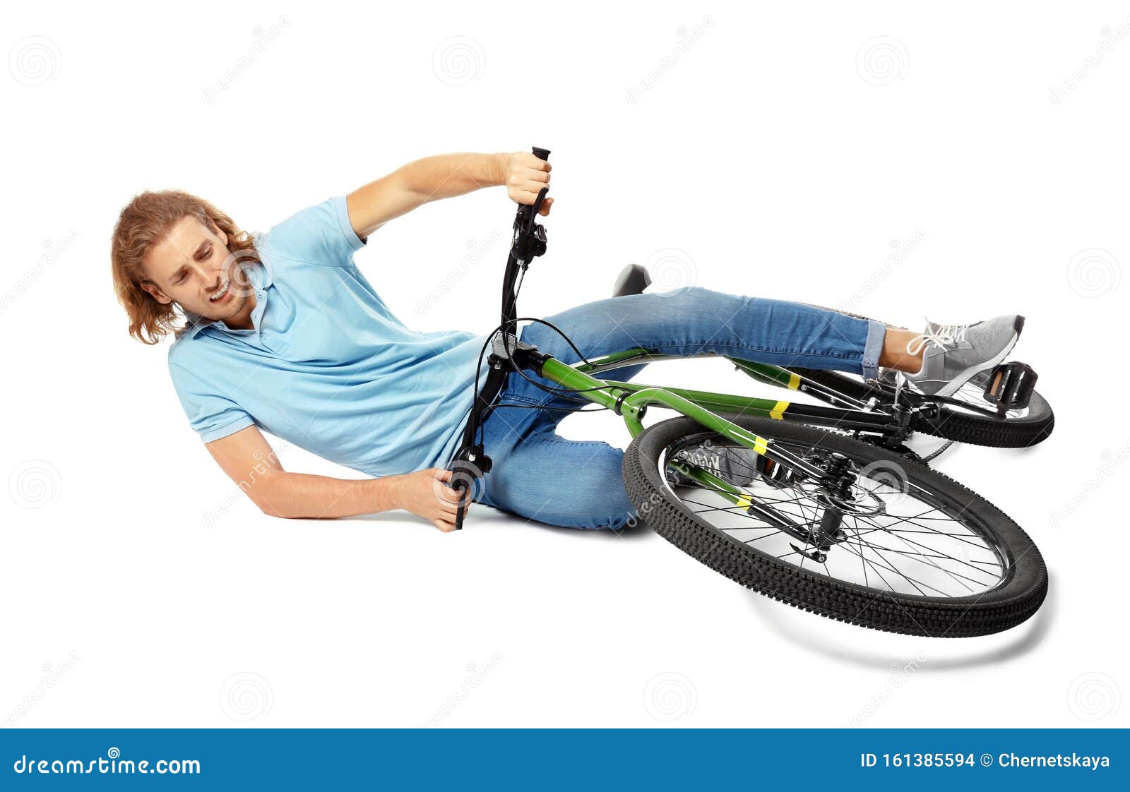 Jovem Caindo De Bicicleta Ao Fundo Foto de Stock - Imagem de emocional,  caucasiano: 161385594