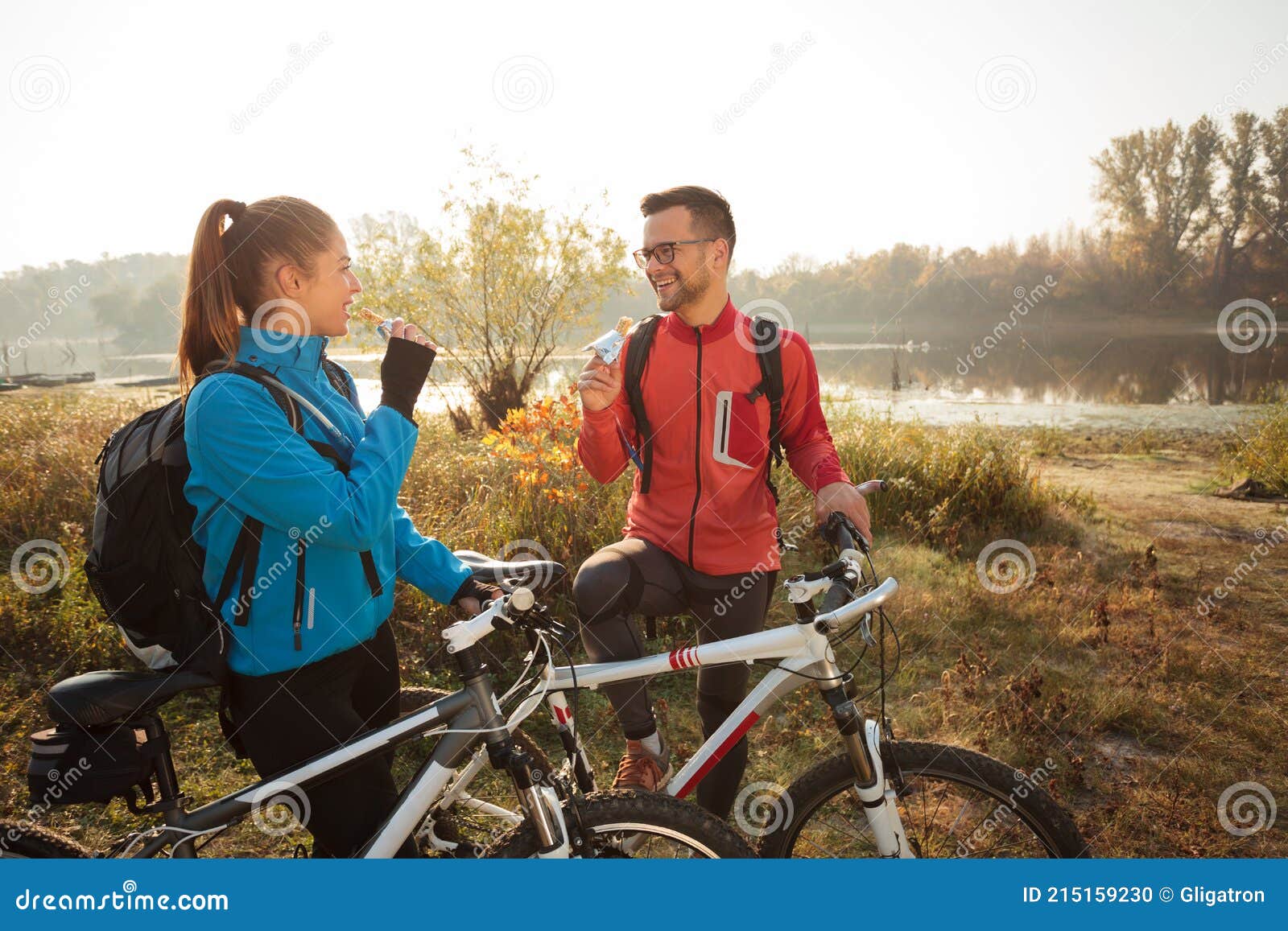 Homem caindo da bicicleta no caminho no campo