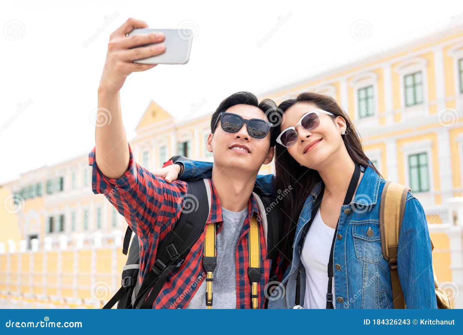 https://thumbs.dreamstime.com/z/jovem-casal-de-turistas-asi%C3%A1ticos-fazer-uma-selfie-em-bangkok-tail%C3%A2ndia-retrato-um-felizes-traje-casual-tirando-enquanto-184326243.jpg