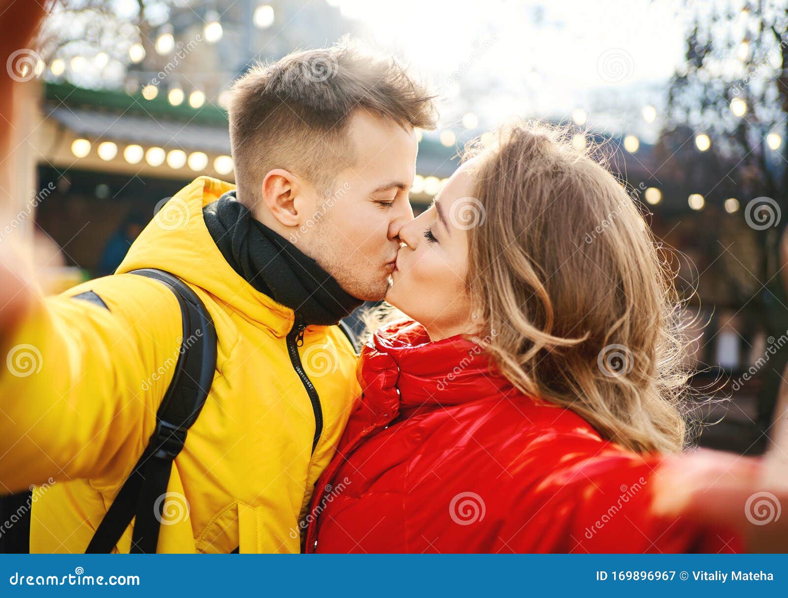 Jovem Casal Romântico Apaixonado Fazendo Selfie, Beijando Para a