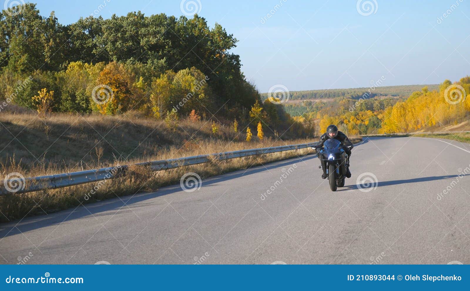 único motociclista de desenho de linha usando capacete, andando de moto na  estrada de asfalto. jovem de macacão de piloto e capacete sentado na  bicicleta esportiva. ilustração em vetor gráfico de desenho