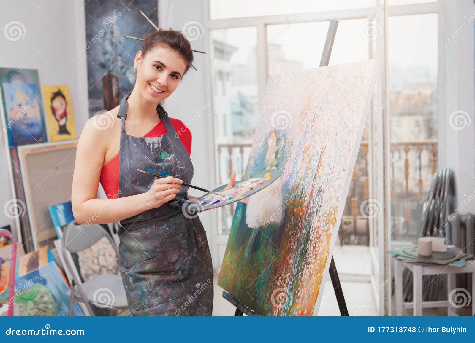 Foto de Jovem Artista Pintando Quadro e mais fotos de stock de Fundo Branco  - Fundo Branco, Ocupação artística, Arte - iStock