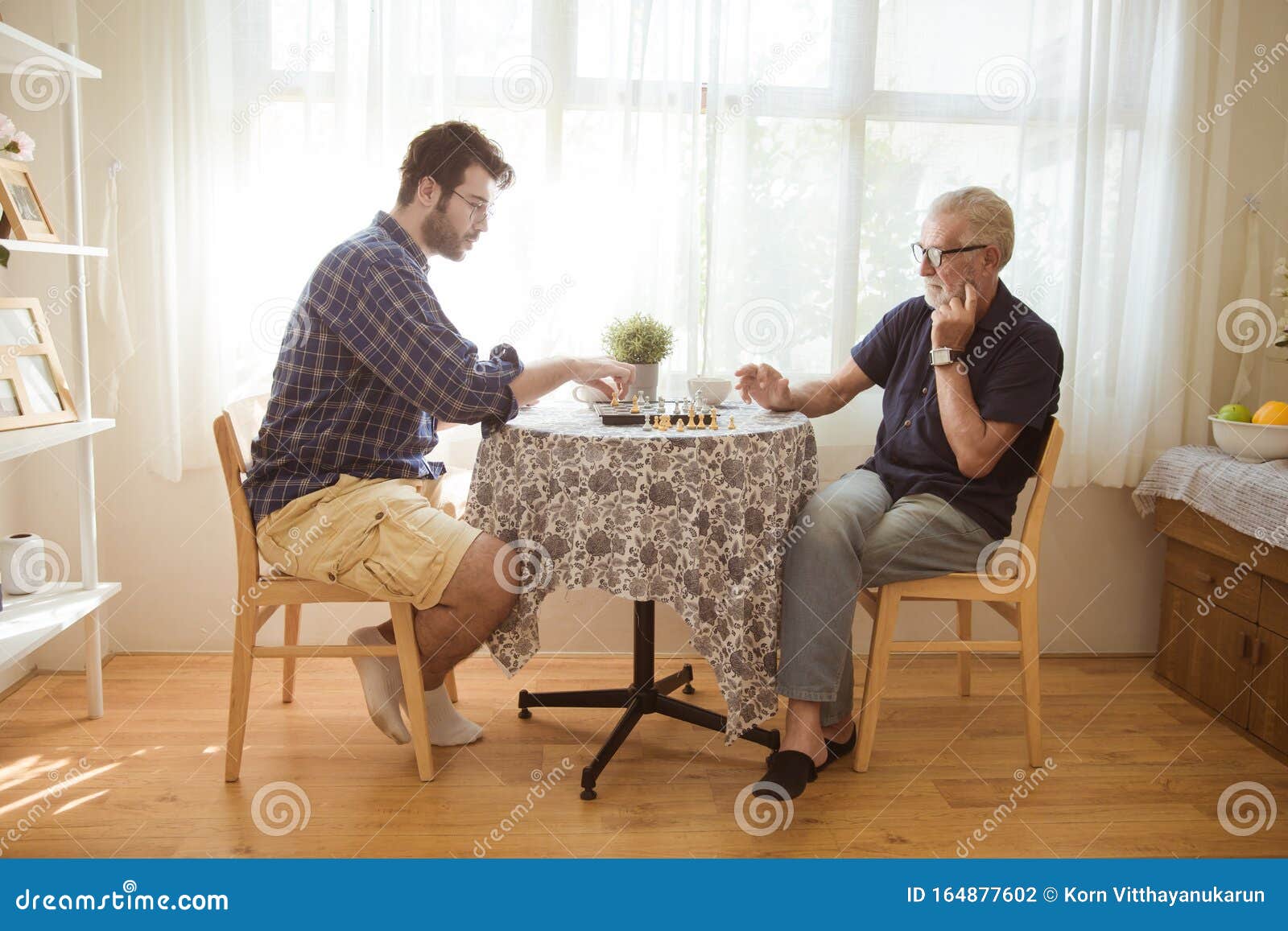 Jovem Jogando Xadrez Com Parceiro Através De Videoconferência Online Em  Casa Imagem de Stock - Imagem de passatempo, quarto: 258376077