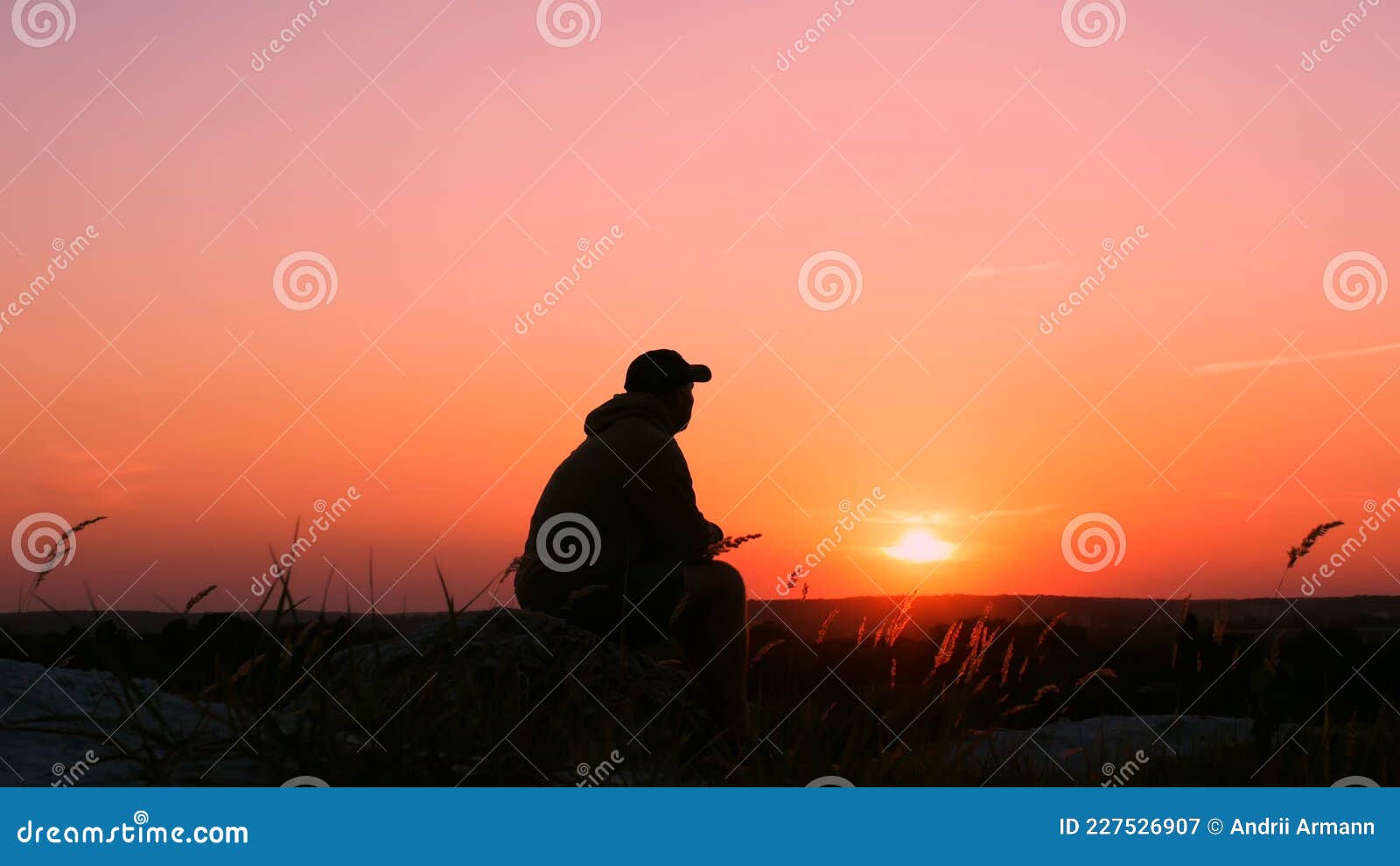 Silhueta de uma sessão de homem com tão triste por do sol.