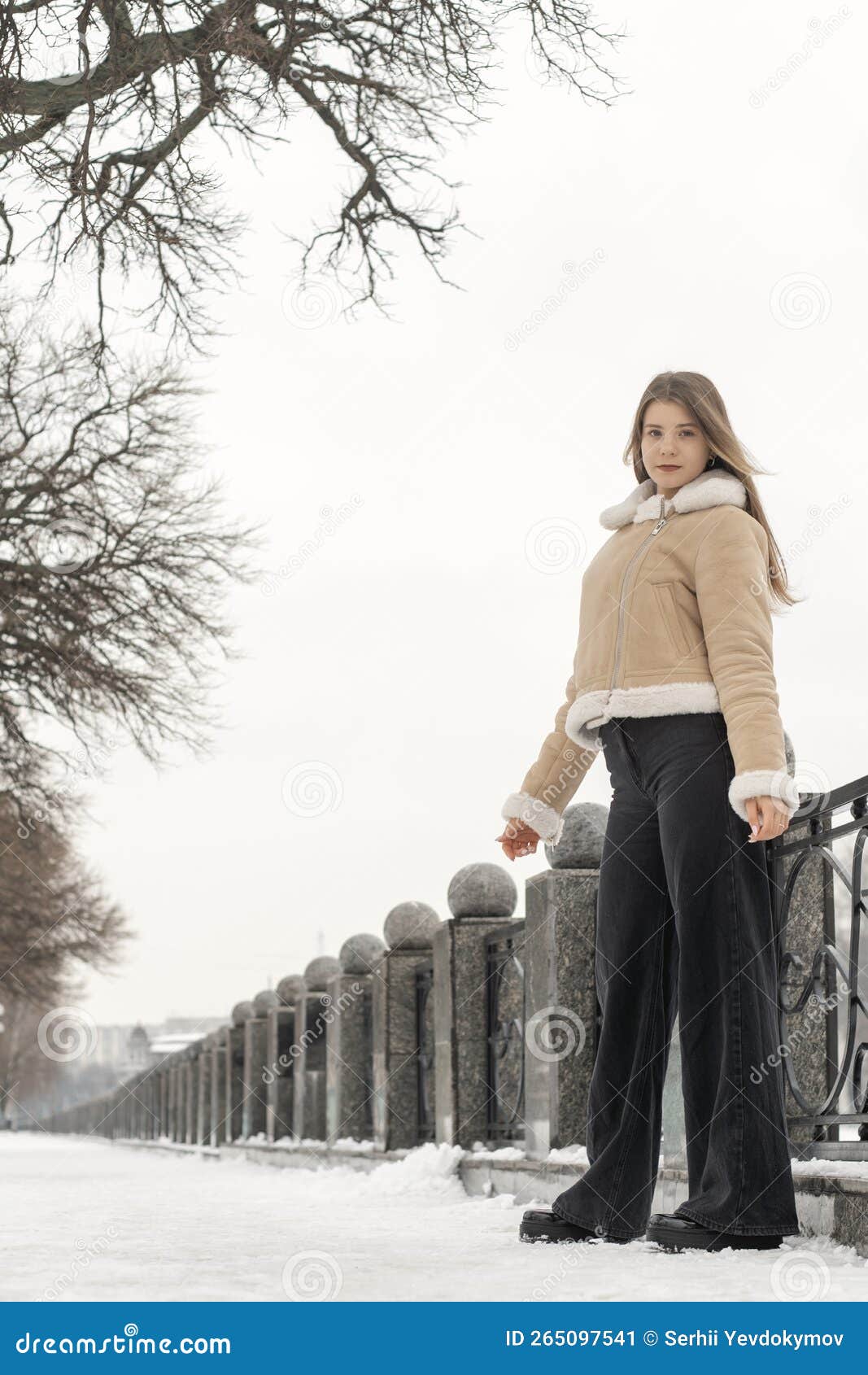 Jovem Elegante No Casaco De Pele De Ovelha Trendy Beige No Parque