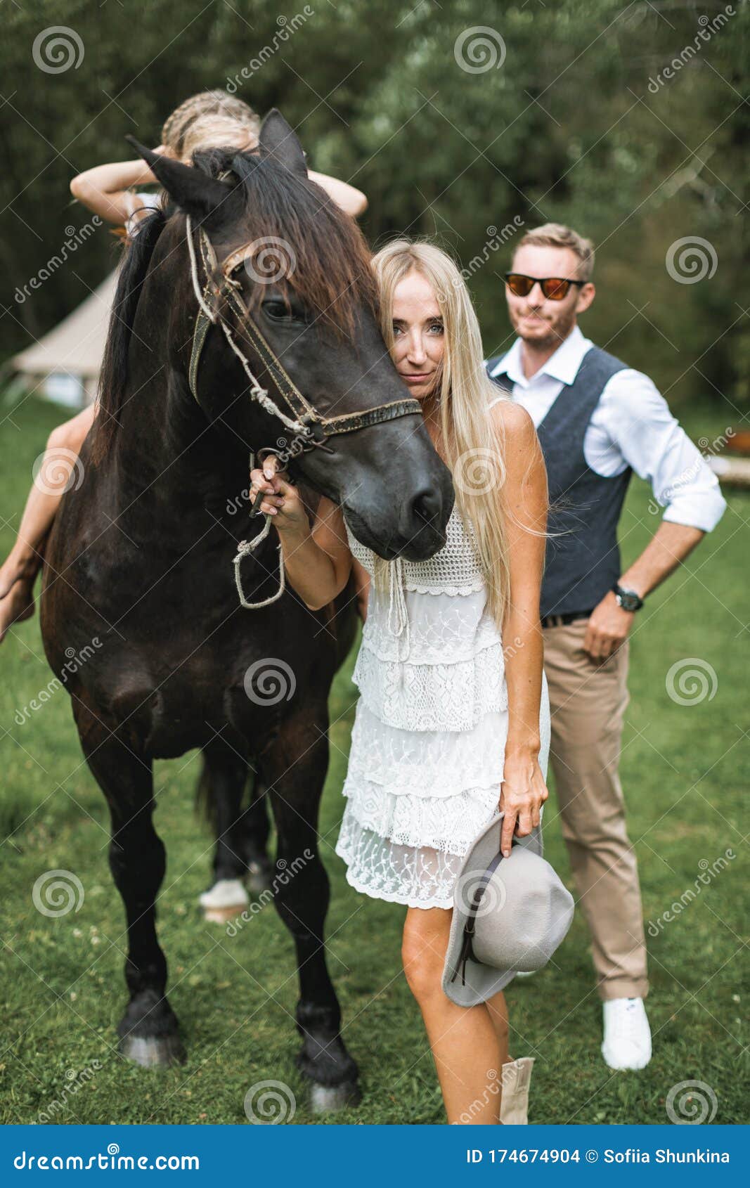 Foto Jovem feliz sorrindo família com cavalo. Família de quatro