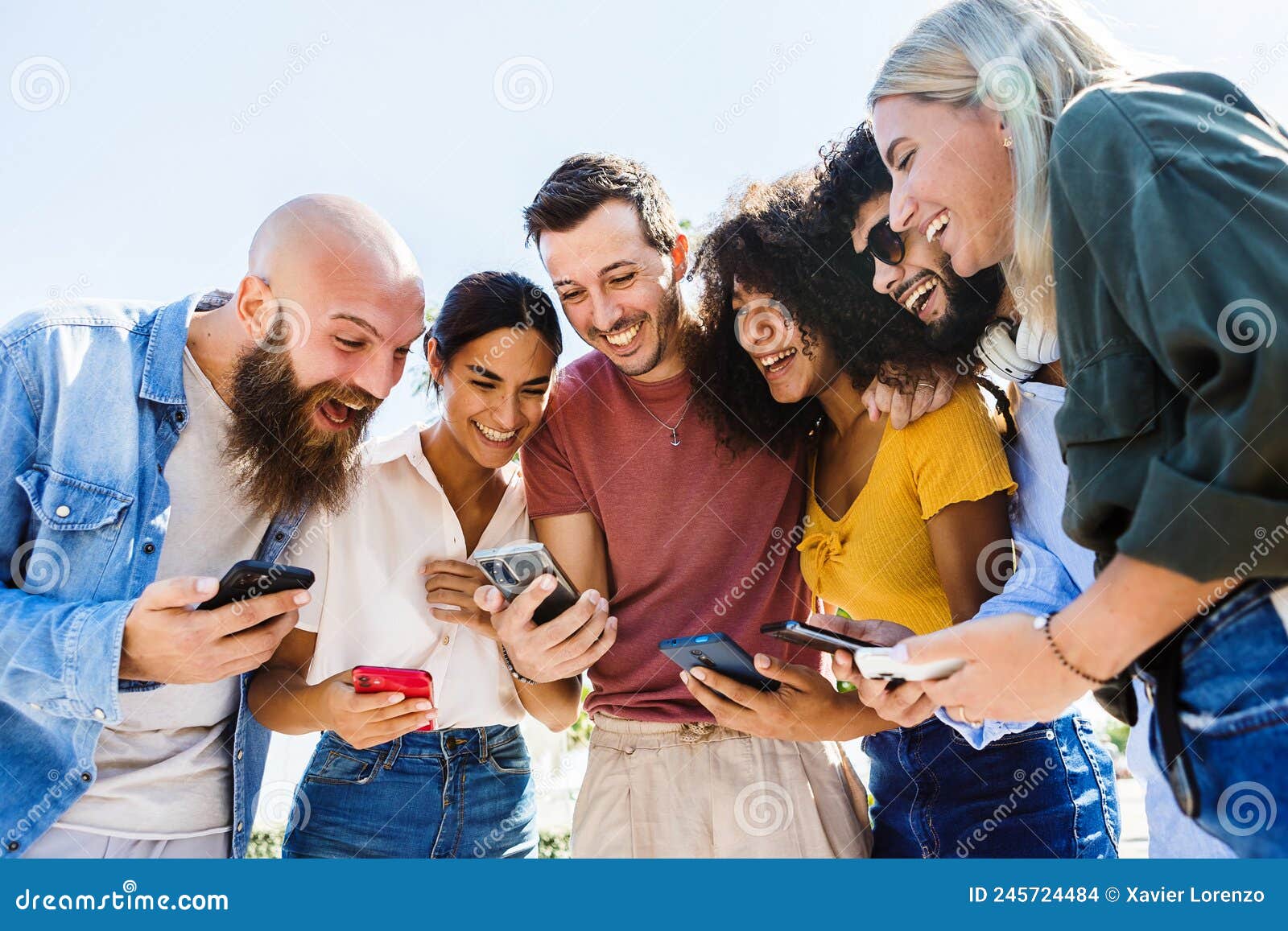 Grupo De Jovens Amigos Segurando O Smartphone Nas Mãos Se