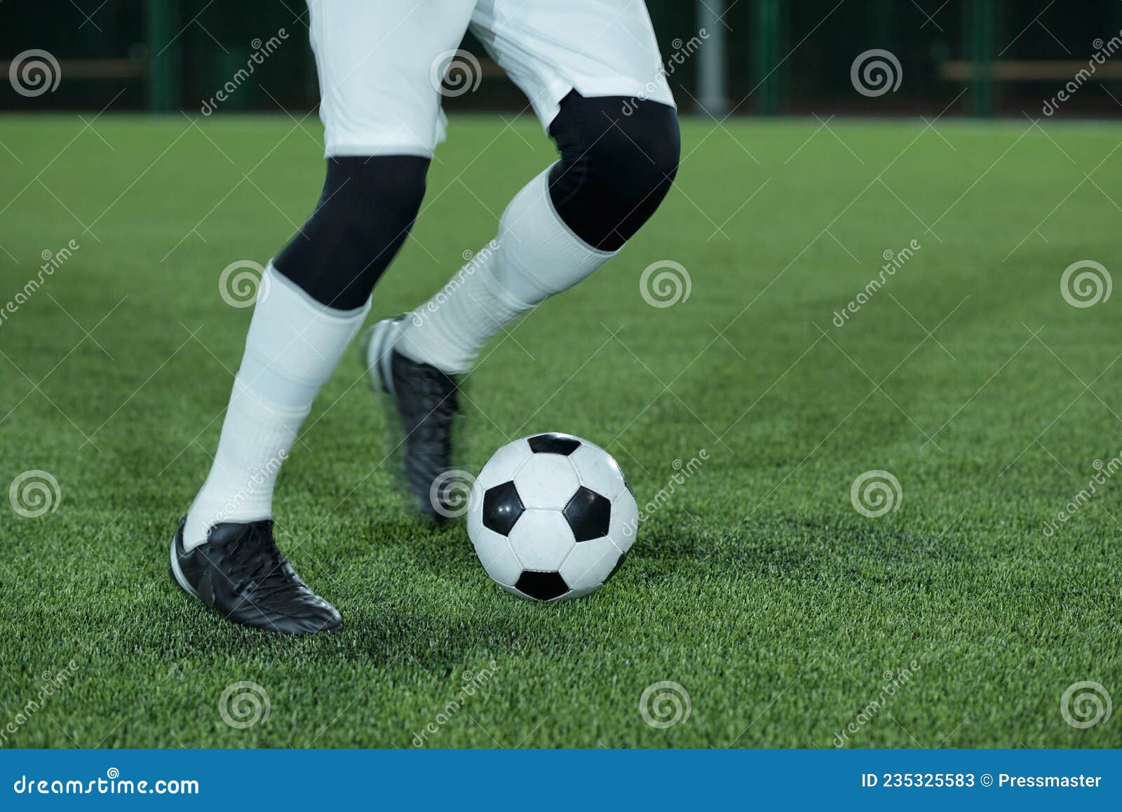 Jogadores De Futebol Novos Do Menino Corridos Para Prender E Controlar a  Bola Para O Tiro Ao Objetivo Imagem de Stock - Imagem de atleta, ativo:  145860029