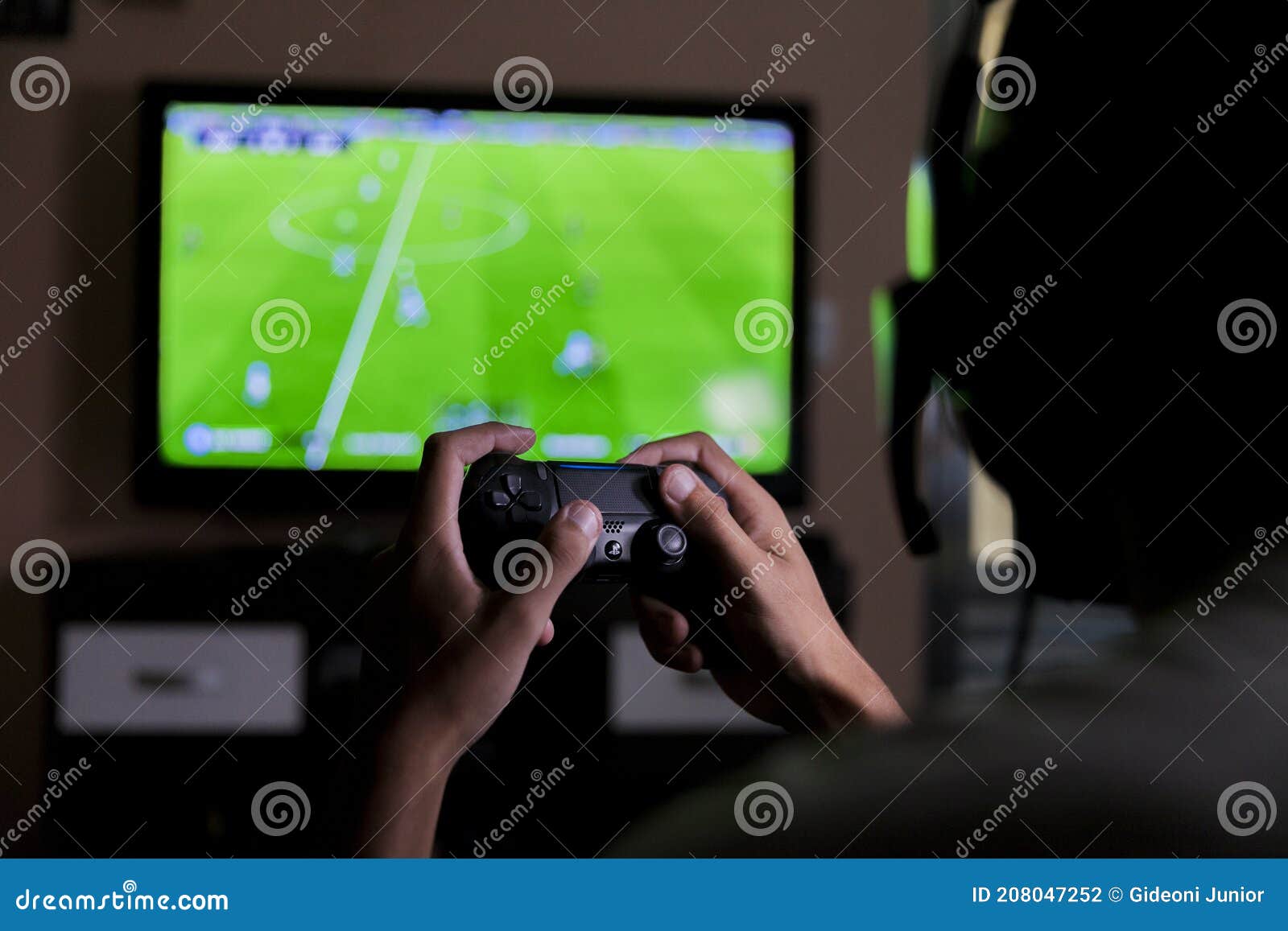 Jovem Jogando Seu Videogame De Playstation 4 Na Televisão Na Sala De Estar.  Fotografia Editorial - Imagem de posse, homem: 208047252