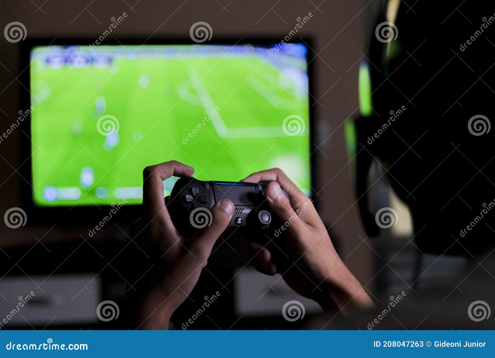 Conceito de jogo jogadores de pessoas jogando videogame online