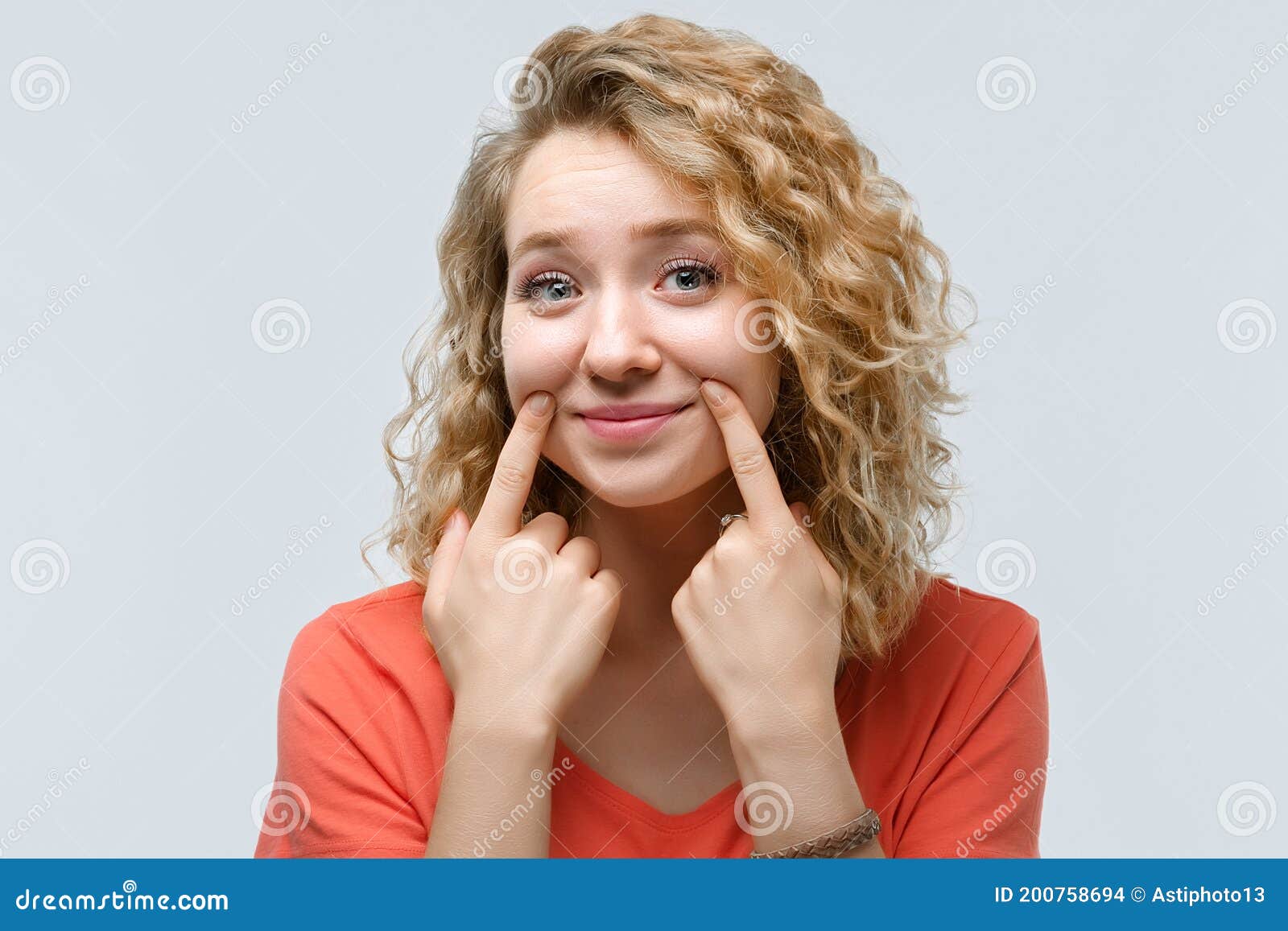 Foto de Jovem Chinesa Sobre A Parede De Tijolos Com Cara Feia O Sinal  Negativo Mostrando Desagrado Com Os Polegares Para Baixo O Conceito De  Rejeição e mais fotos de stock de