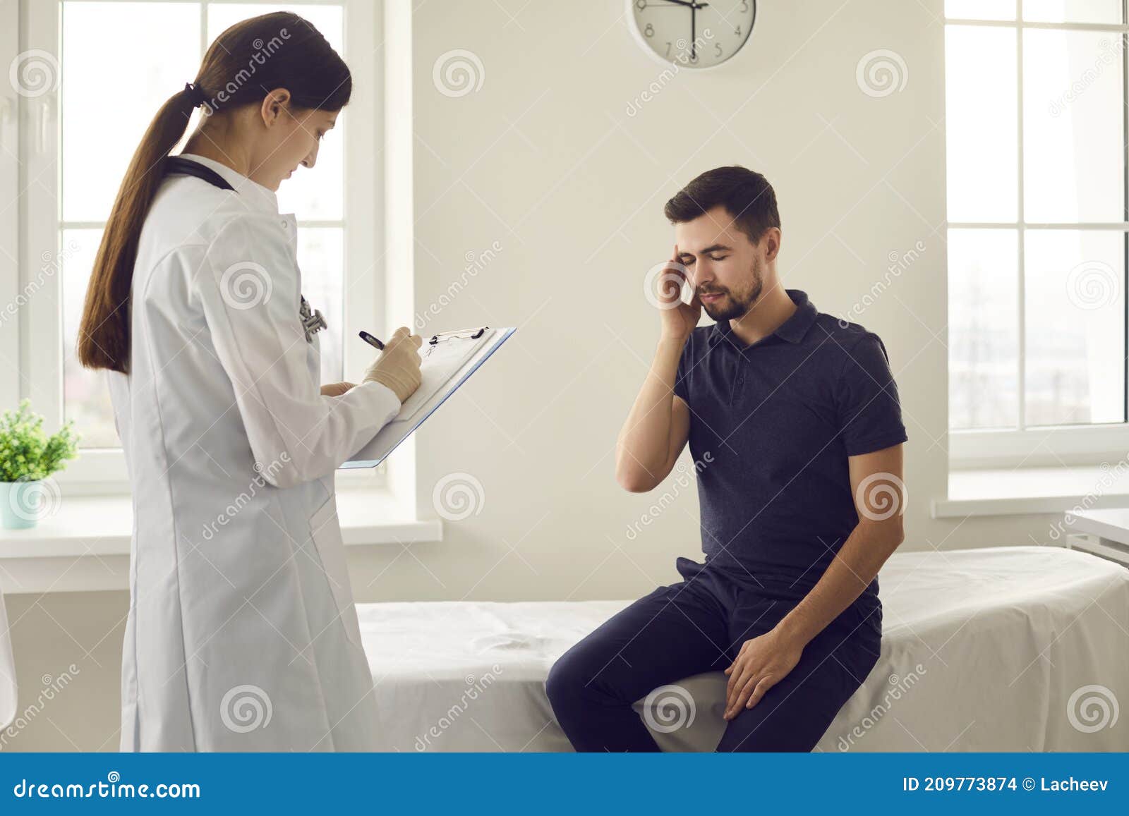 a enfermeira está anotando a saúde do paciente e pedindo algumas