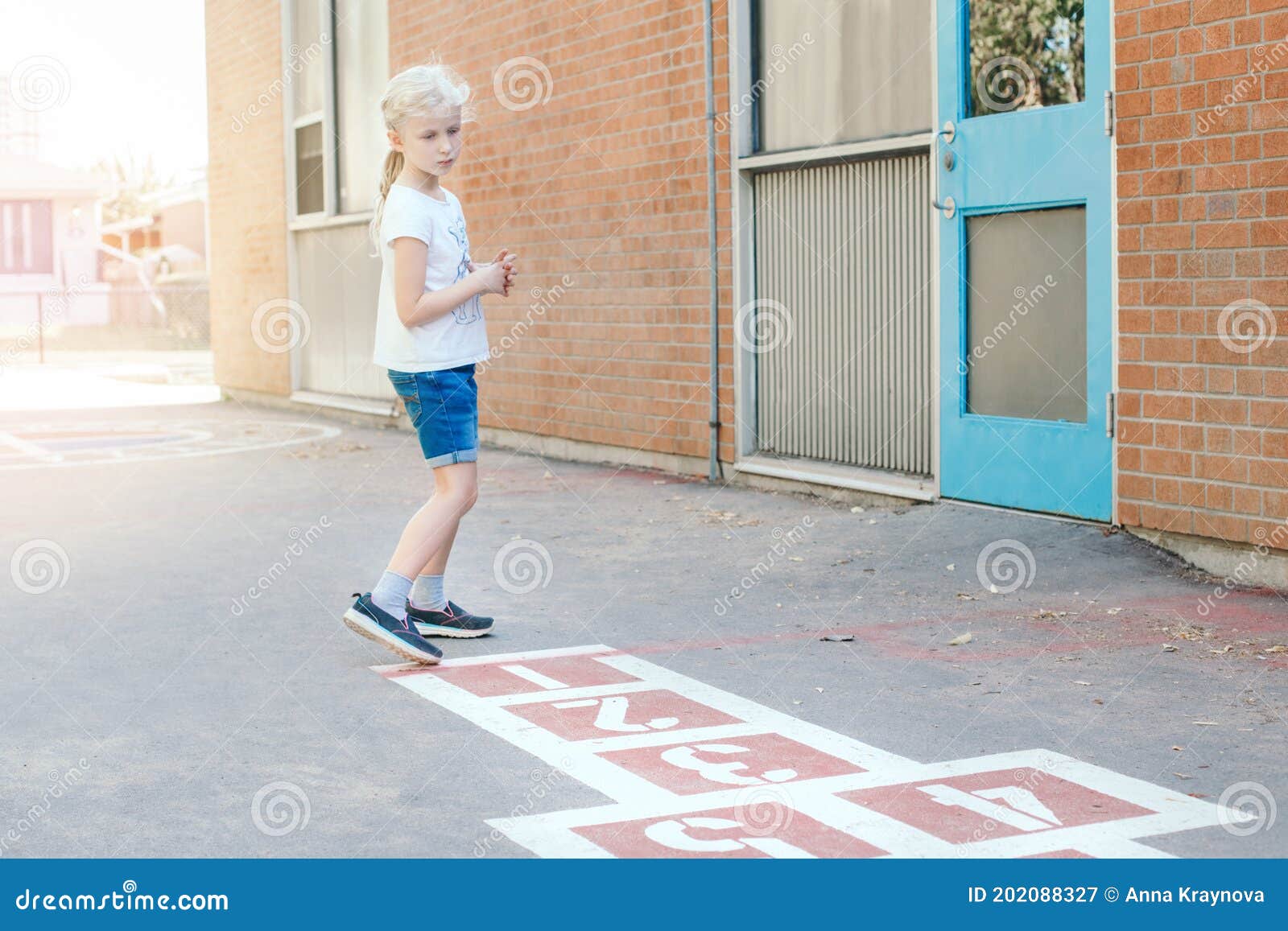 Jovem Menina Jogando Salto De Uísque No Pátio Da Escola Ao Ar Livre. Jogo  De Atividades Engraçado Para Crianças No Playground. Esp Imagem de Stock -  Imagem de playground, desenho: 202088327