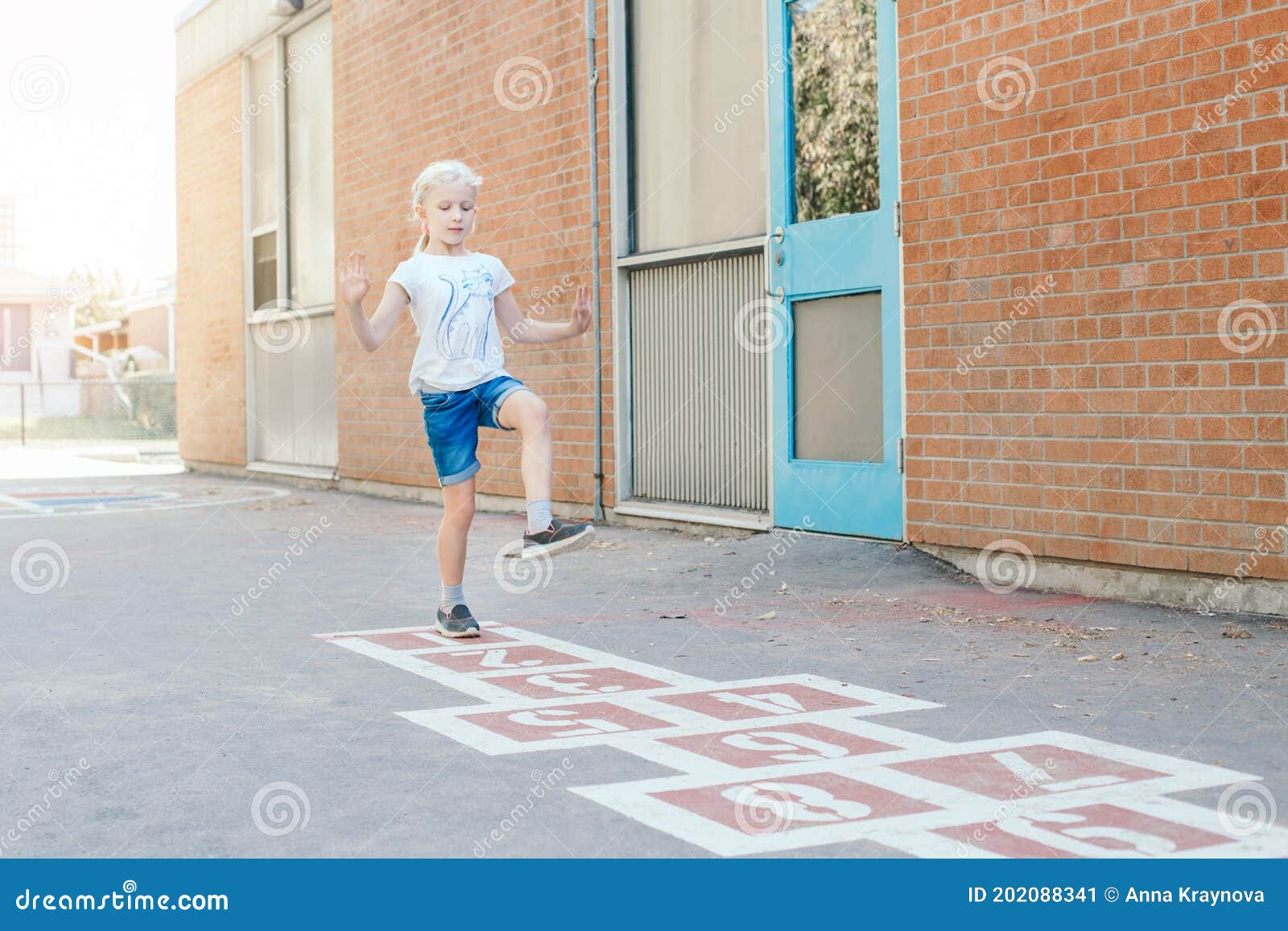 Jovem Menina Jogando Salto De Uísque No Pátio Da Escola Ao Ar Livre. Jogo  De Atividades Engraçado Para Crianças No Playground. Esp Imagem de Stock -  Imagem de playground, desenho: 202088327