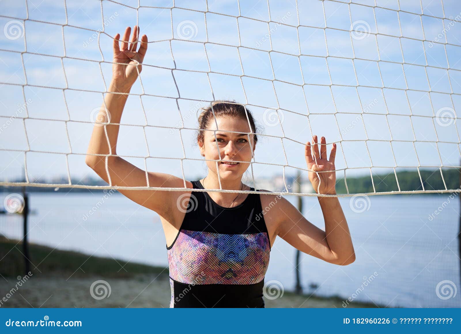 330+ Praia De Mulher De Silhueta De Bola De Vôlei fotos de stock, imagens e  fotos royalty-free - iStock