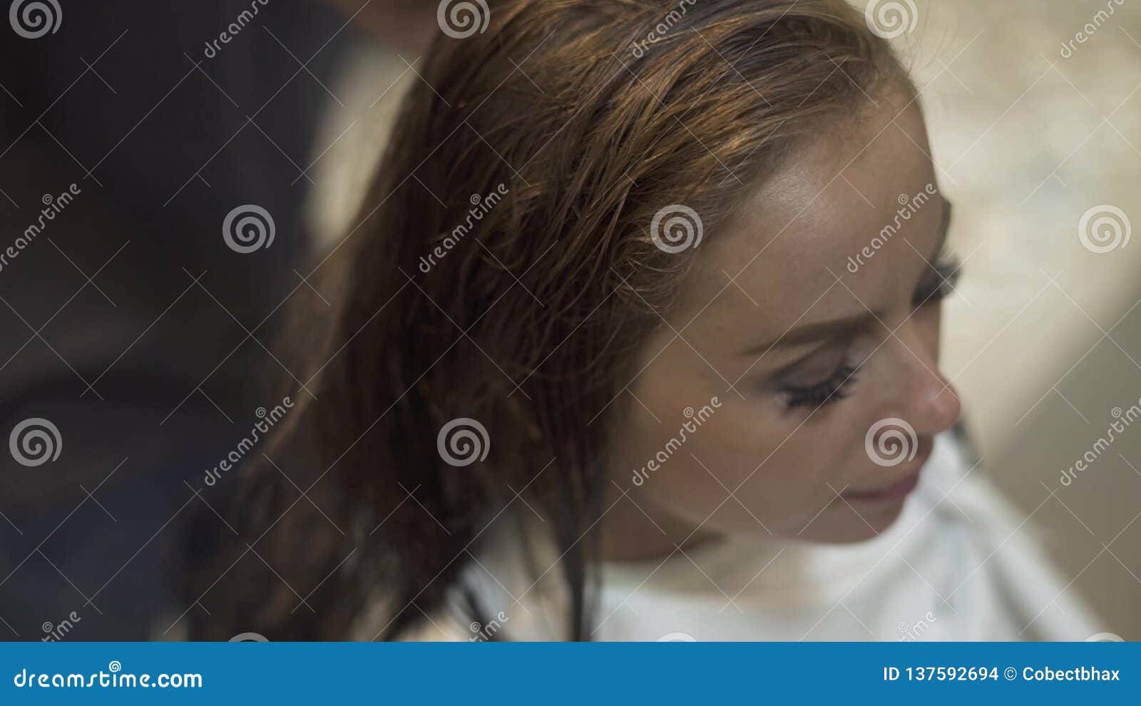 mulher jovem e bonita usando secador de cabelo no salão de cabeleireiro.  close-up do cabelo da mulher no salão de beleza, conceito de penteado  19576795 Foto de stock no Vecteezy