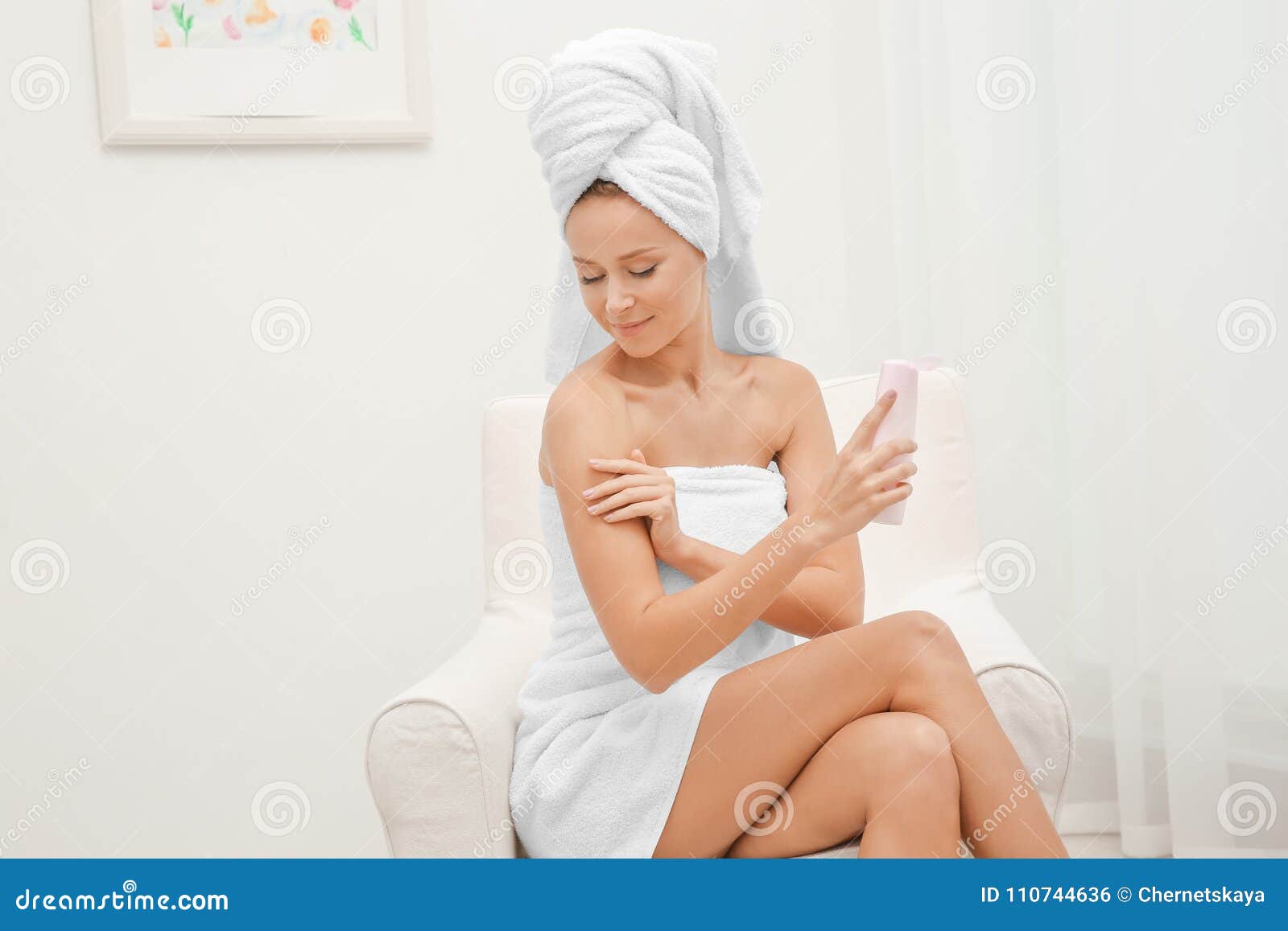Жена после ванны. Девушка наносит крем на тело полный рост. Фото девушка наносит крем на тело. Девушка в халате наносит крем. Женщина блондинка после ванны.