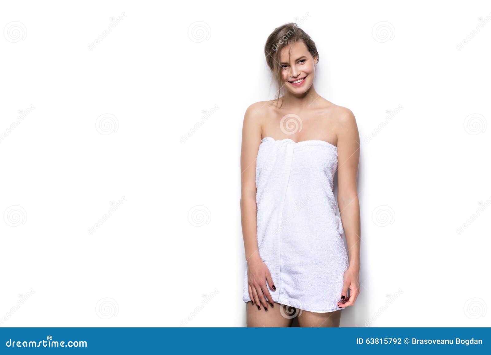 Jovem Mulher Bonita Com a Toalha De Banho No Corpo Foto de Stock - Imagem  de retrato, relaxamento: 63815792