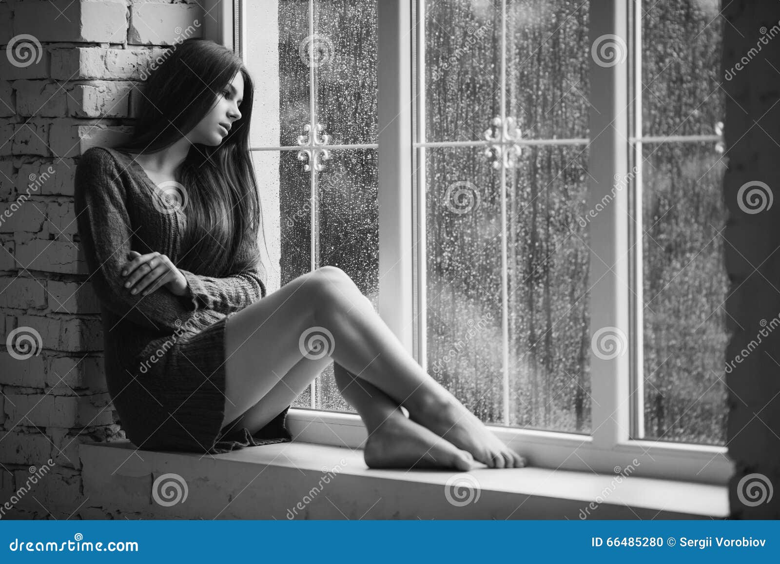 Jovem Triste Mulher Sentada Sozinha Na Frente Da Janela. Garota