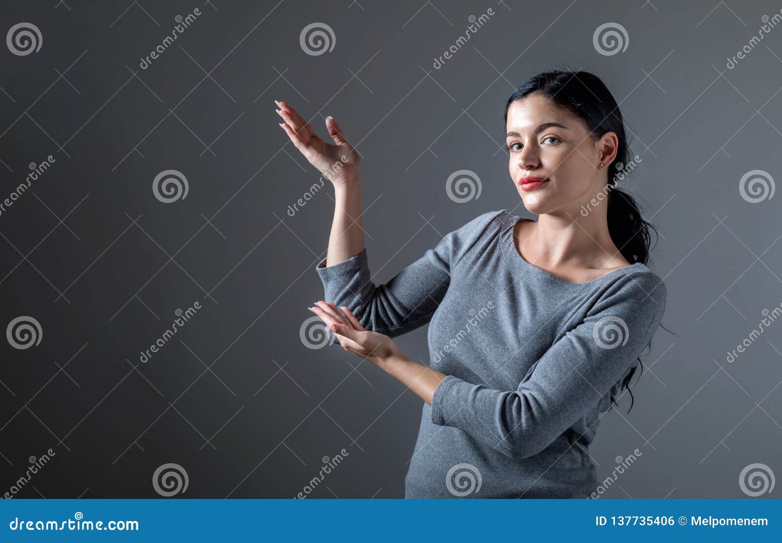 Jovem mulher com indicação do gesto de mão. Jovem mulher com um gesto de mão de indicação