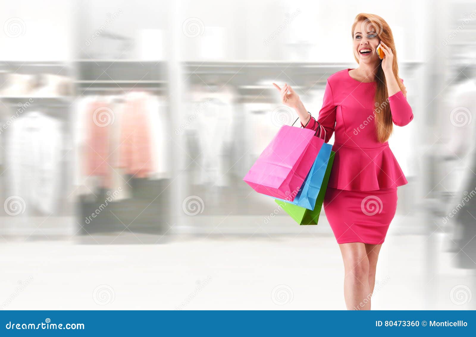 Jovem Mulher Com Os Sacos De Compras No Shopping Foto de Stock Imagem