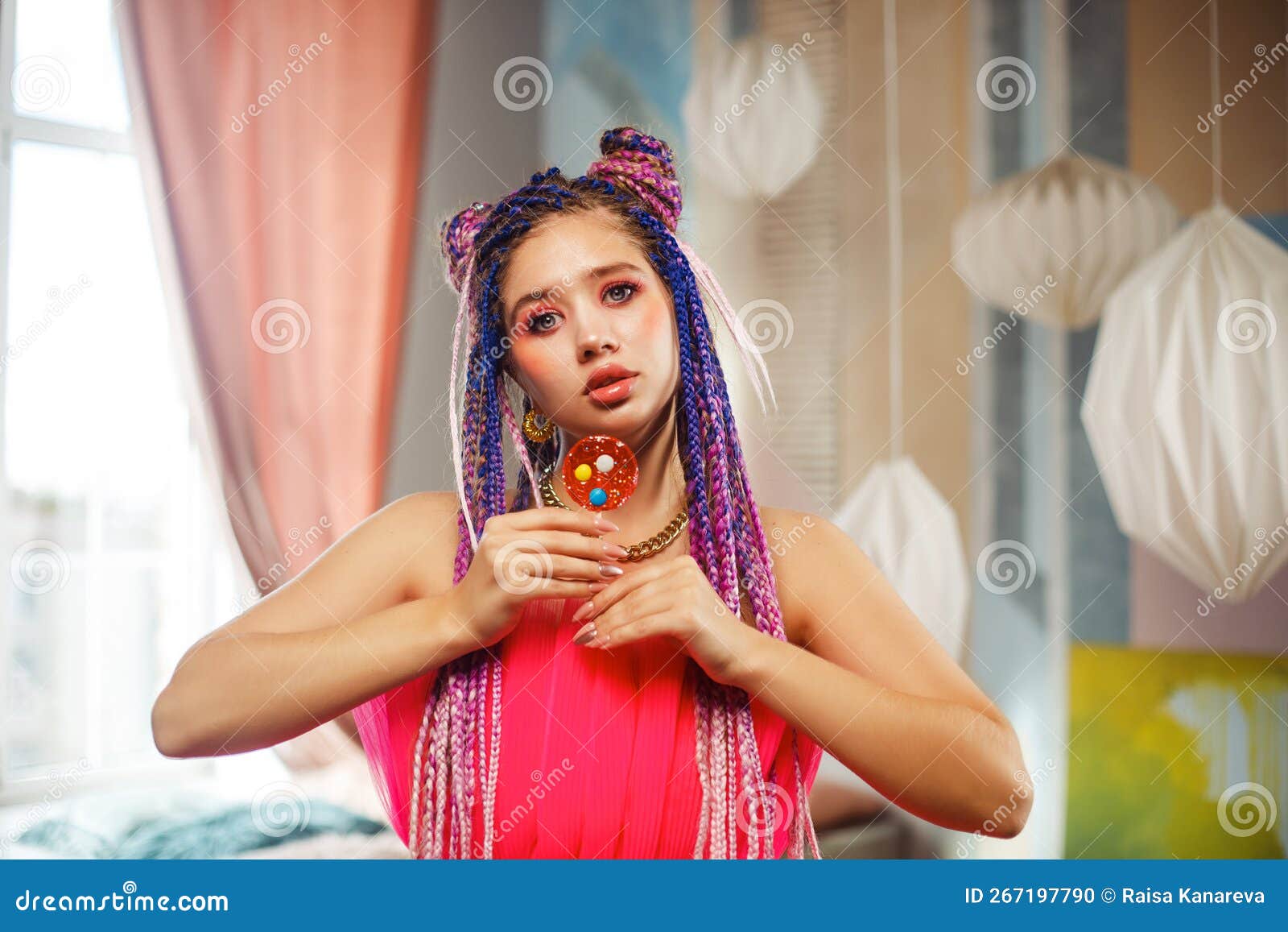 Jovem Mulher Com Penteado Penteado Vestindo Boneca Rosa Estilo Boneca  Brilhante Maquiagem Na Sala Rosa. Foto de Stock - Imagem de fada, fantasia:  267197790